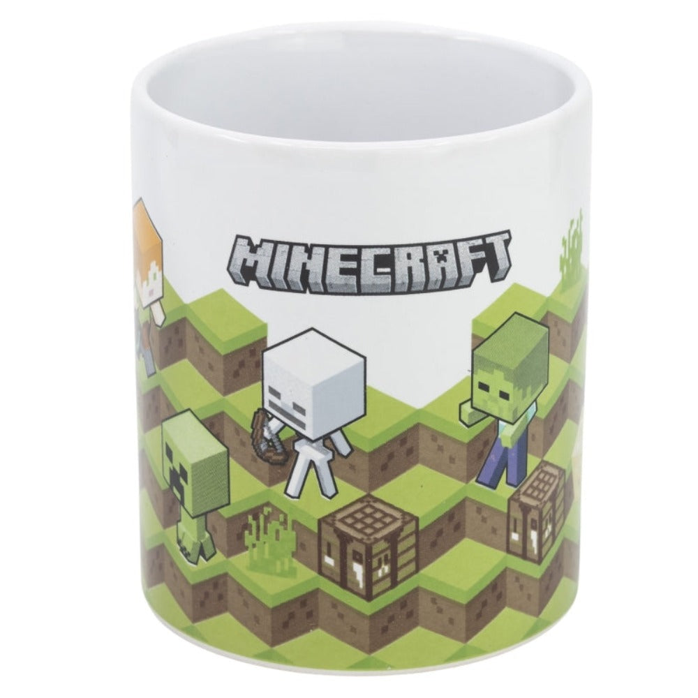 Una tazza di Minecraft con personaggi di Minecraft. La tazza è bianca con erba verde e un logo di Minecraft.