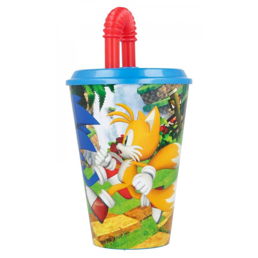 Una taza de Sonic con Sonic y Tails. La taza tiene una tapa azul y una pajita roja.