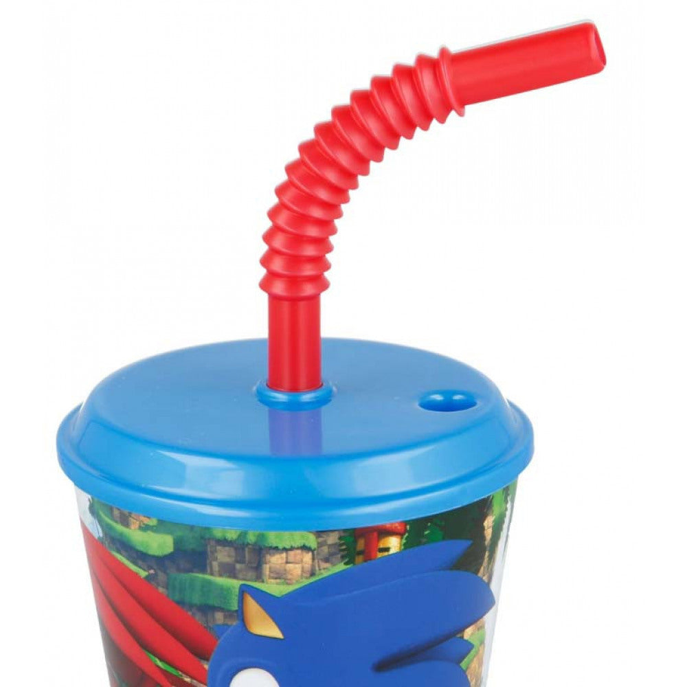 Primer plano de una taza de Sonic. La taza tiene una tapa azul y una pajita roja. Sonic está en la taza.