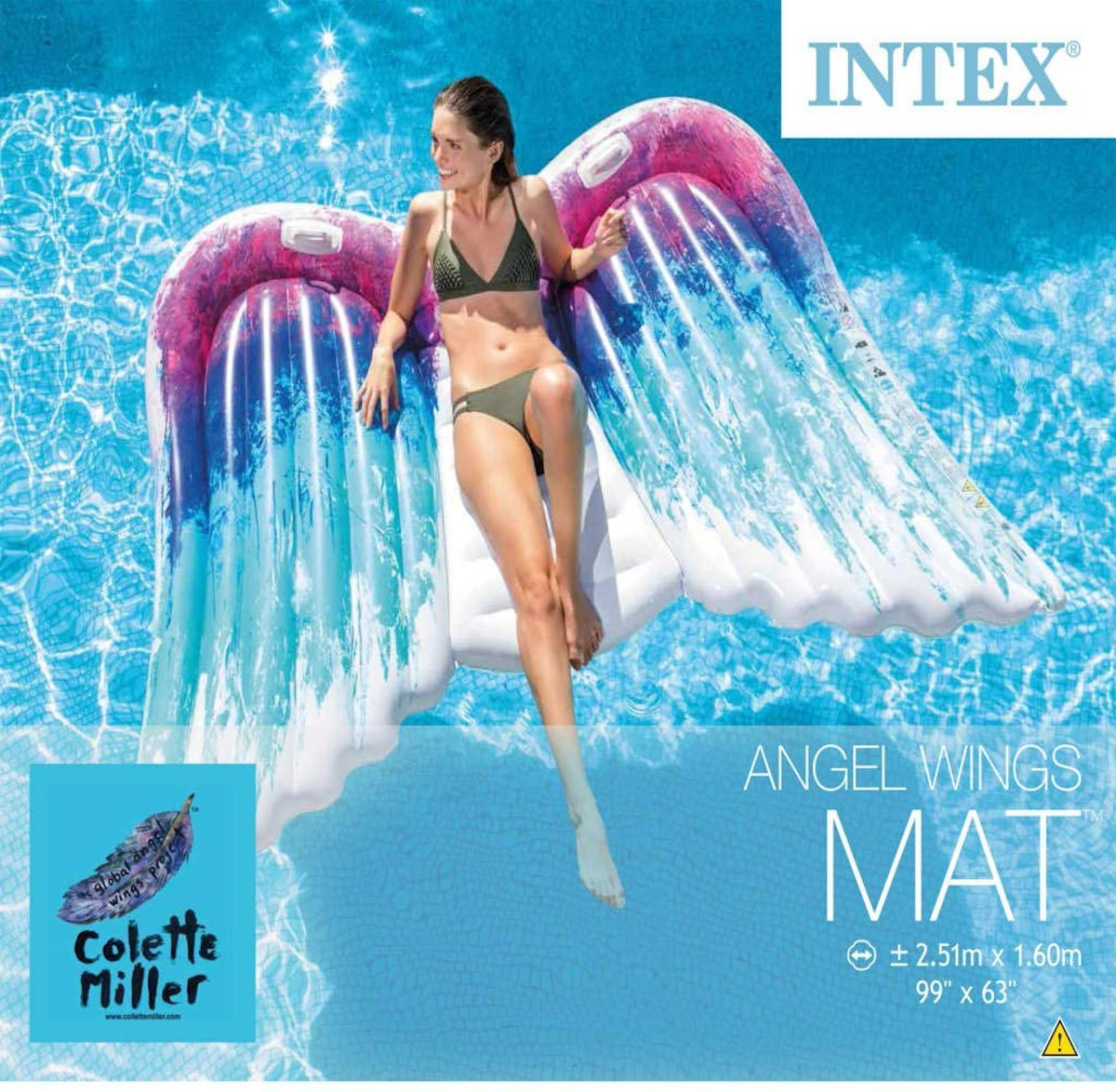 Eine Frau sitzt auf einem Engelsflügel-Float im Pool. Der Float ist weiß, rosa und blau.