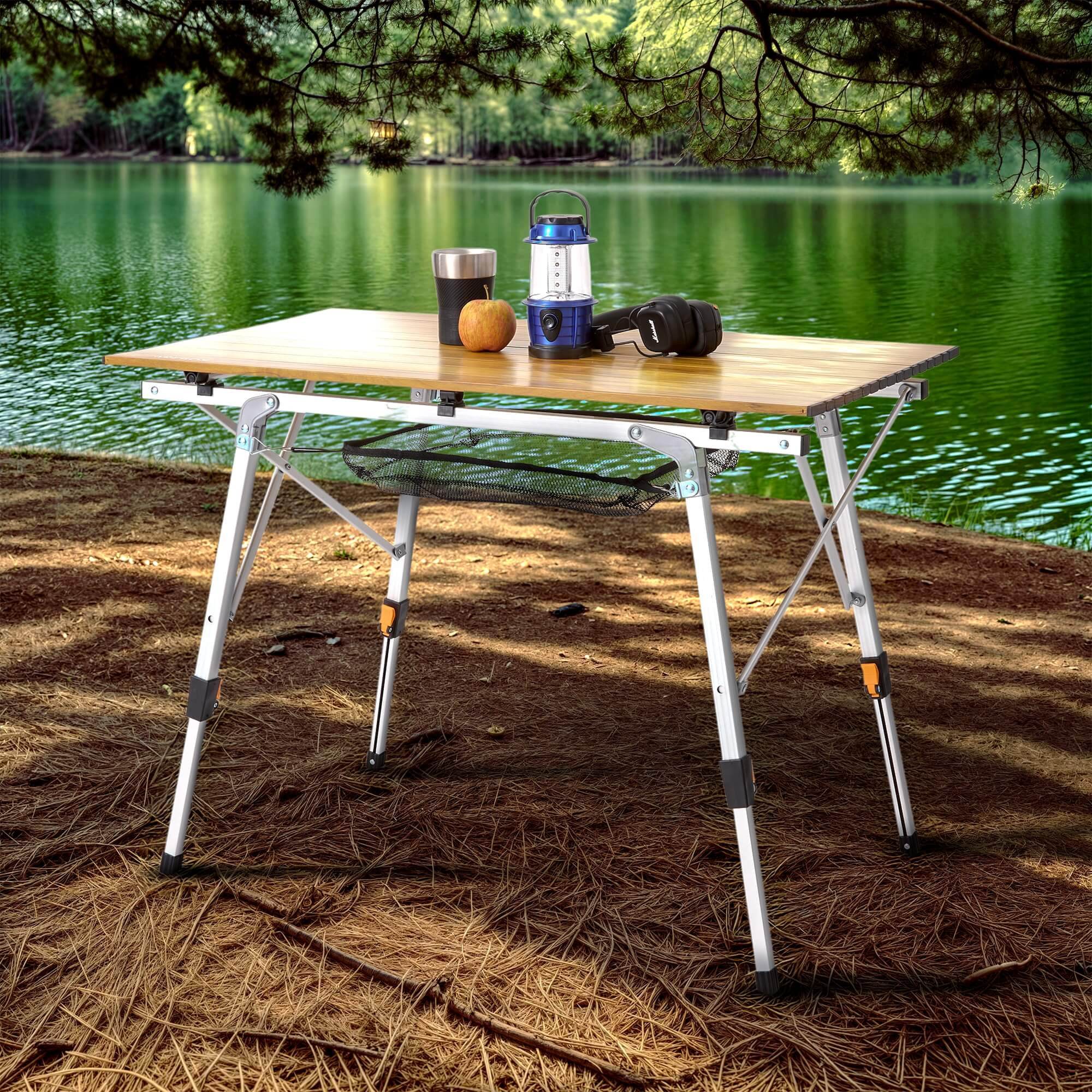 Klapptisch am See. Beinhaltet Becher, Obst, Laterne und Kopfhörer auf dem Tisch.