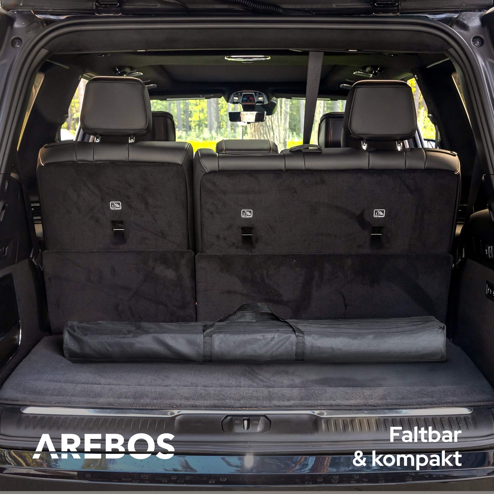 Kofferraum-Innenraum. Gefalteter schwarzer Gegenstand auf dem Boden. AREBOS-Logo ist angezeigt. Schwarzer Innenraum.