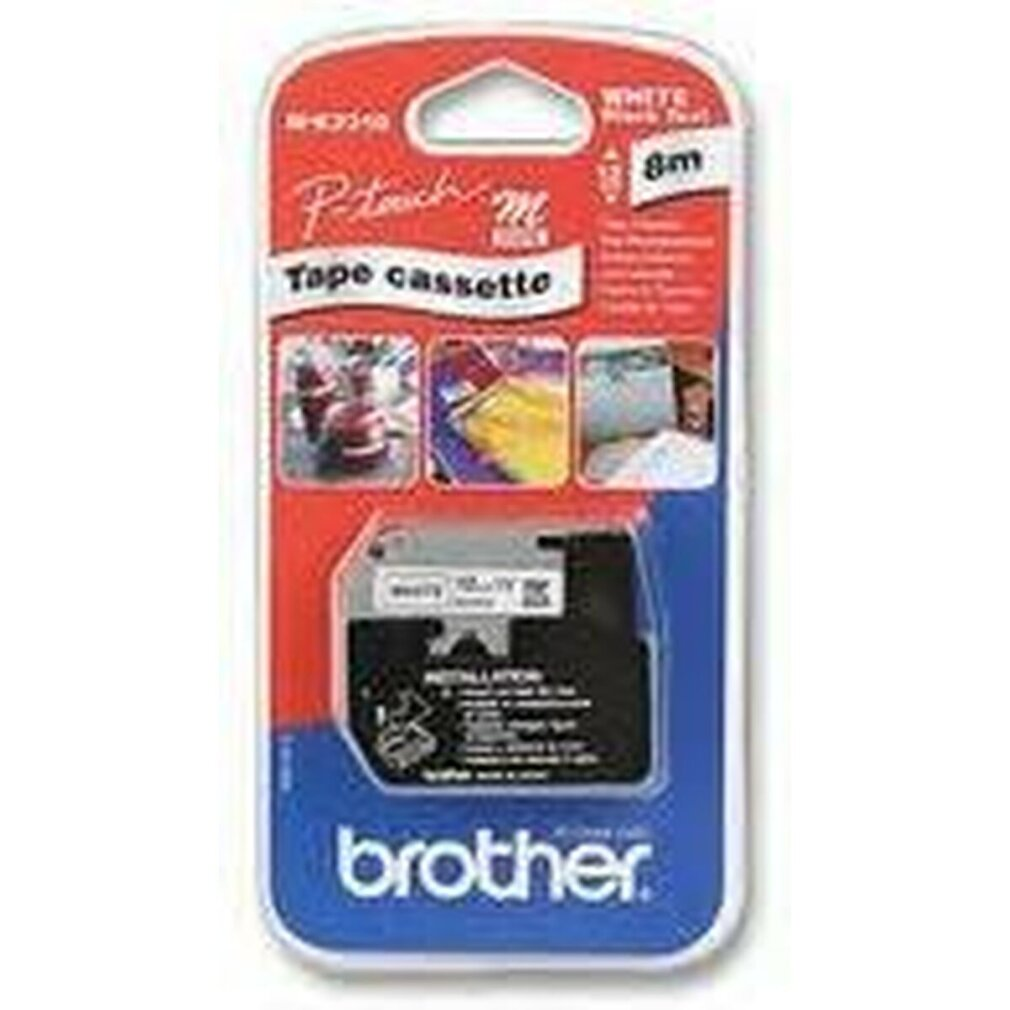Eine Brother P-touch-Bandkassette. Die Kassette ist schwarz, mit einer rot-blauen Verpackung.