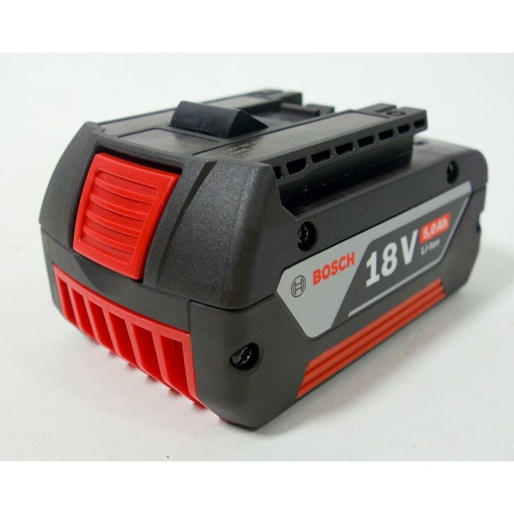 Eine 18V Bosch Batterie. Sie ist schwarz und rot mit einem silbernen Etikett.