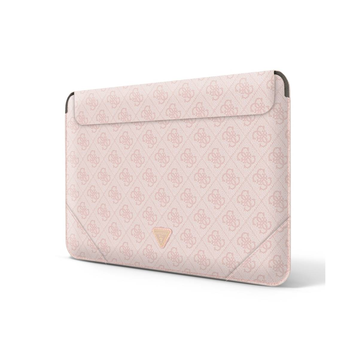 Une housse pour ordinateur portable Guess rose présente un motif intégral et un petit logo. La housse est fermée et inclinée sur le côté.