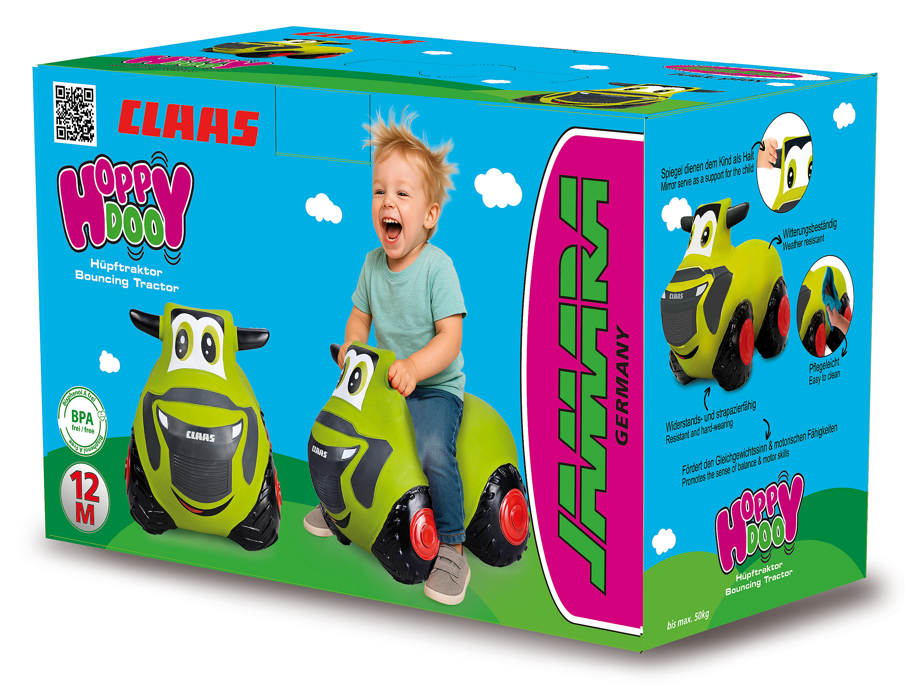 Ein Kind fährt auf einem grünen Traktorspielzeug auf einer Box. Die Box hat ein Cartoon-Bild desselben Spielzeugs.