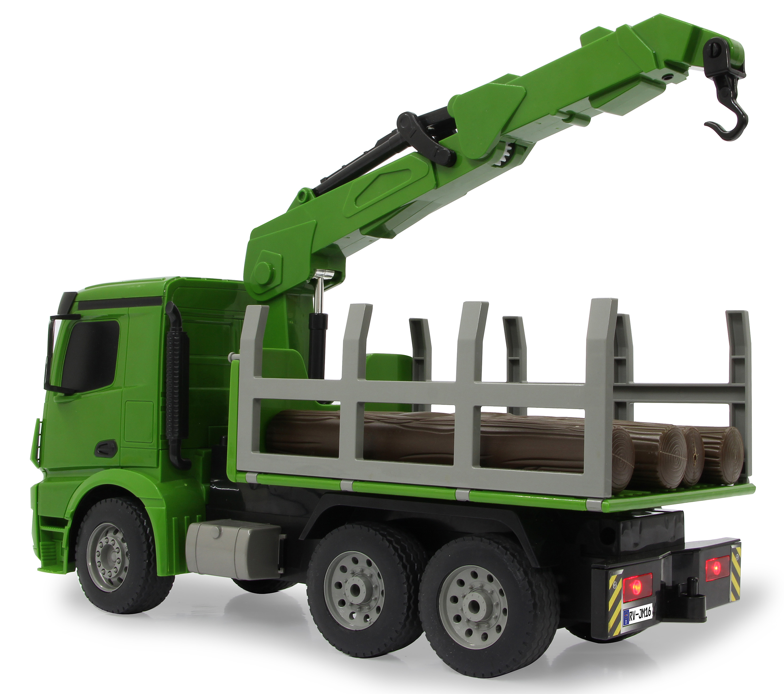 Ein grüner Spielzeug-LKW mit einem Kranausleger und Baumstämmen hinten, auf weißem Hintergrund.