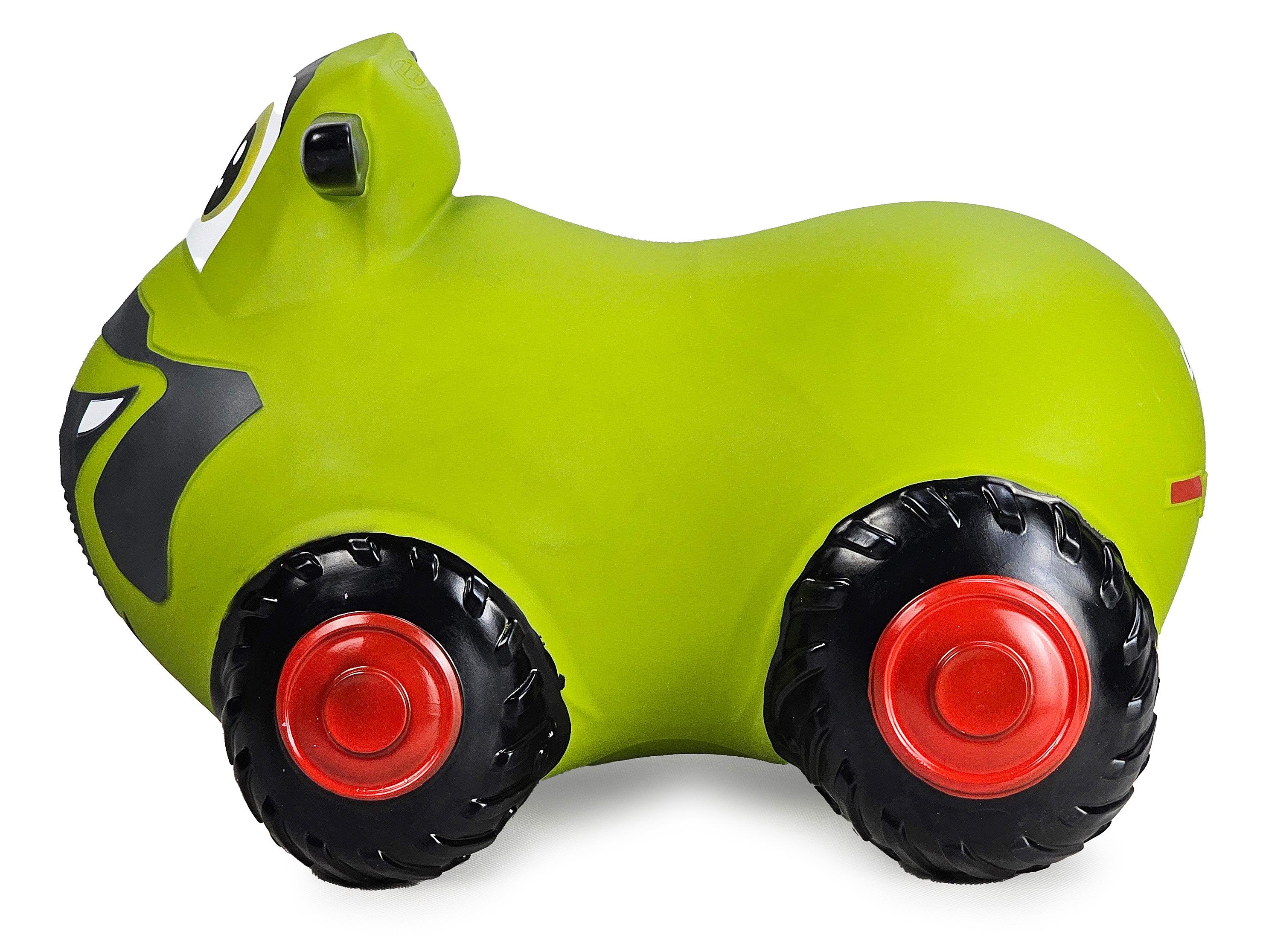 Ein grüner Spielzeugtraktor mit Cartoon-Gesicht und roten Rädern auf weißem Hintergrund.