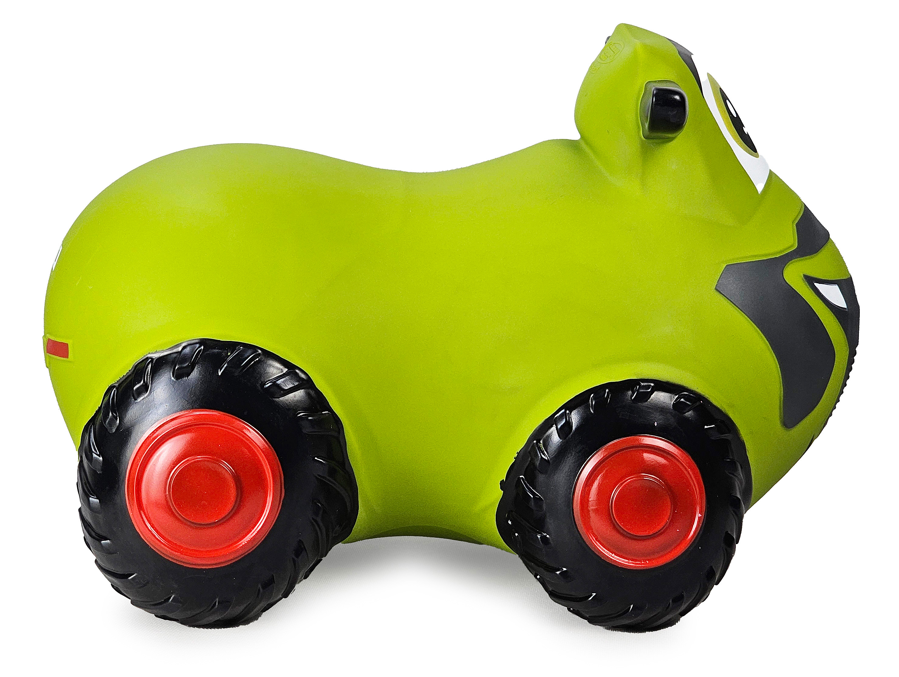 Ein grüner Spielzeugtraktor mit Cartoon-Gesicht und roten Rädern auf weißem Hintergrund.