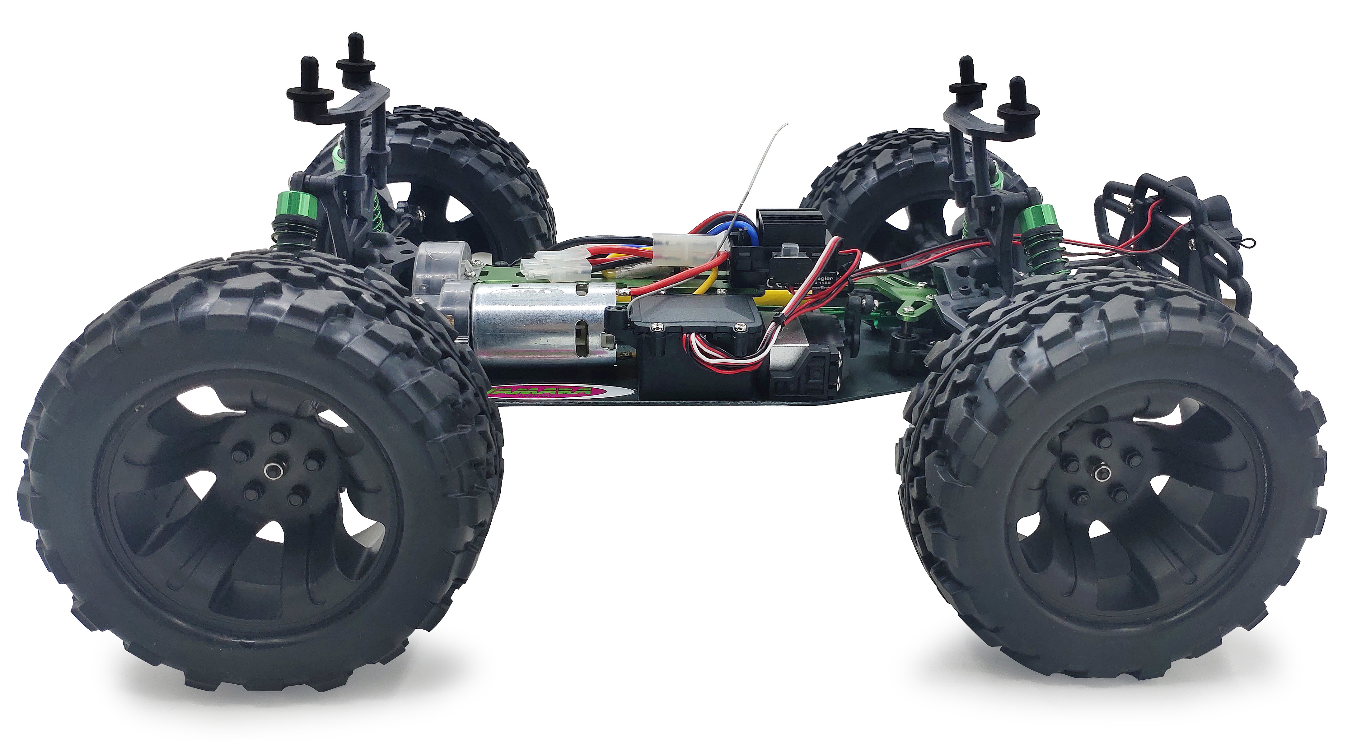 Seitenansicht des RC-Autos mit Rädern und sichtbaren Innenteilen. Schwarz und Grün. Weißer Hintergrund.