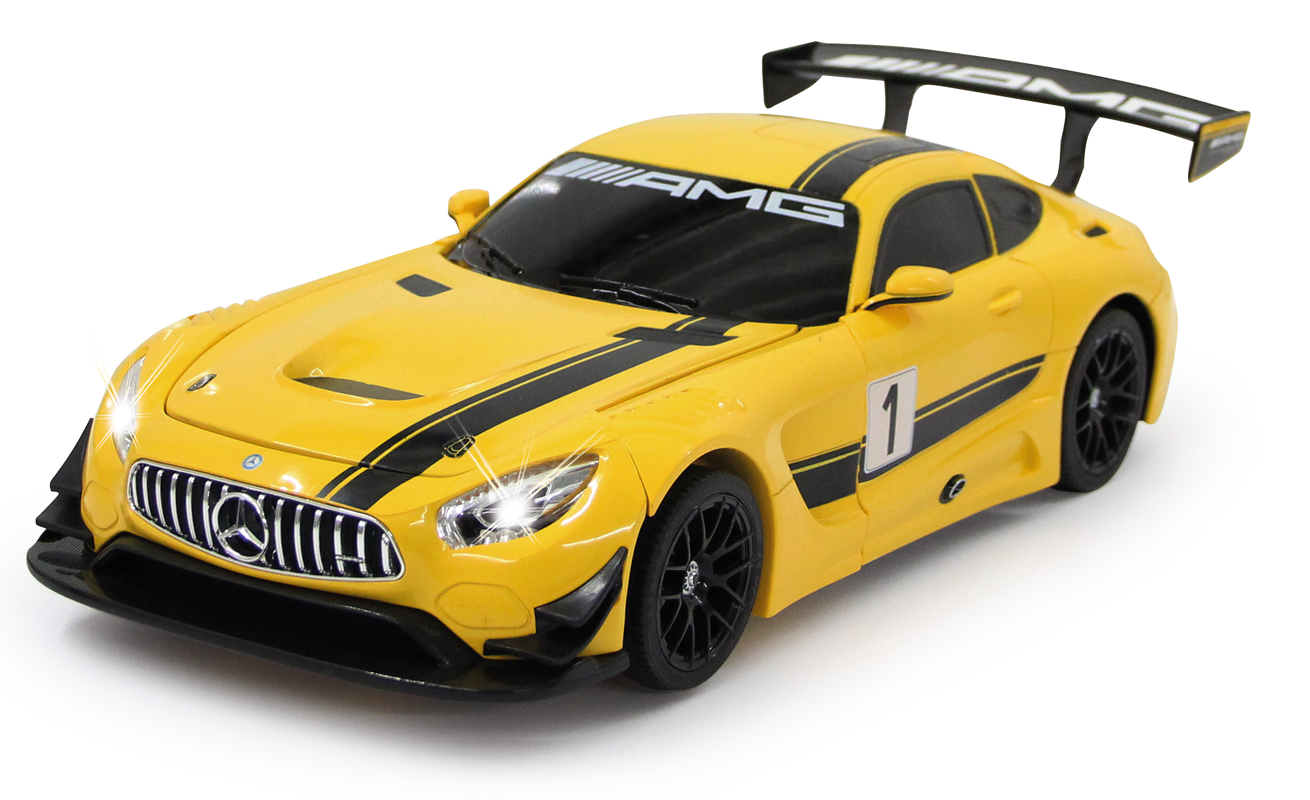 Gelbes Spielzeugauto mit schwarzen Streifen, Nummer 1 und AMG-Branding. Scheinwerfer an. Weißer Hintergrund.