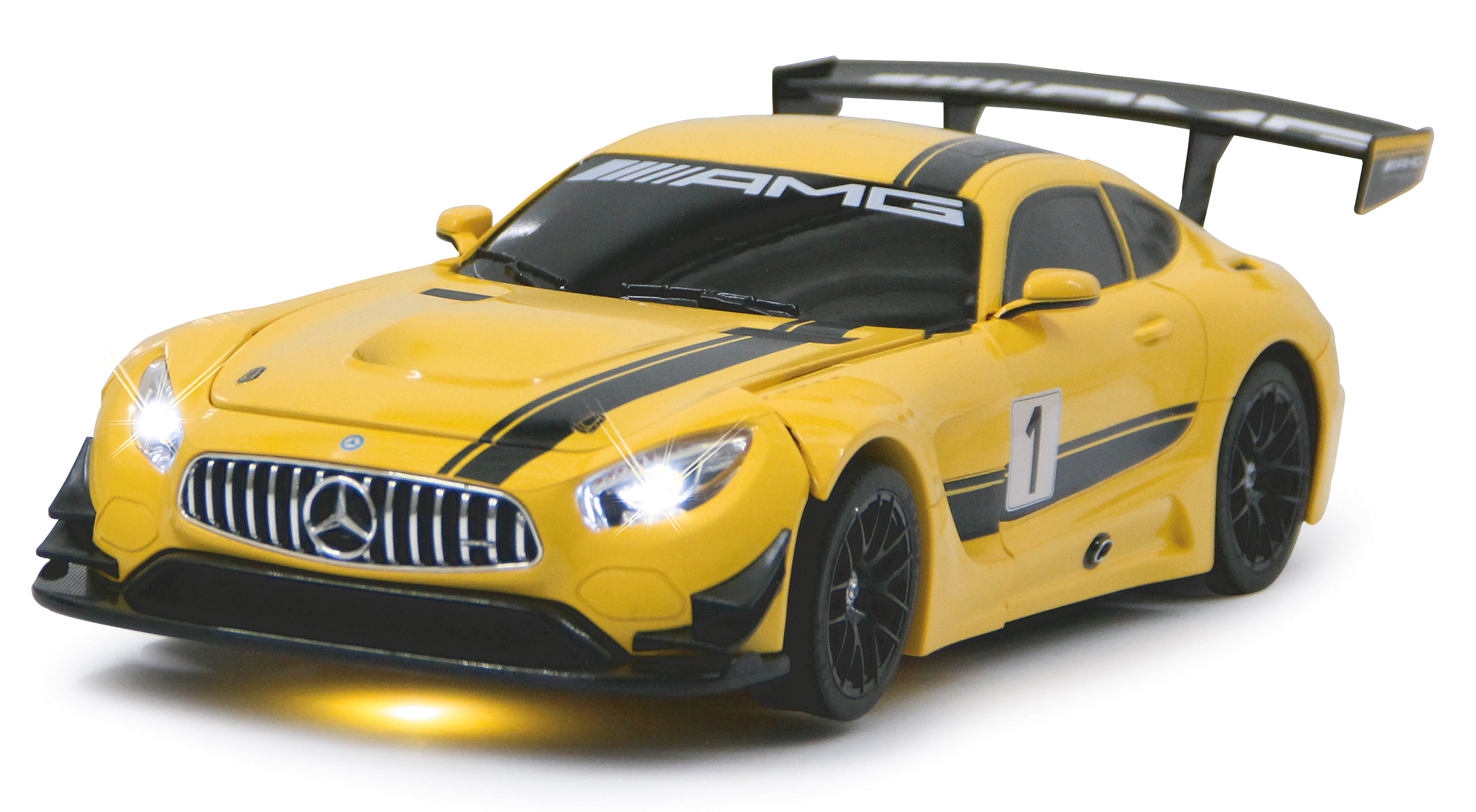 Gelbes Spielzeugauto mit schwarzen Streifen, Nummer 1, AMG-Branding. Scheinwerfer an. Weißer Hintergrund, Boden beleuchtet.