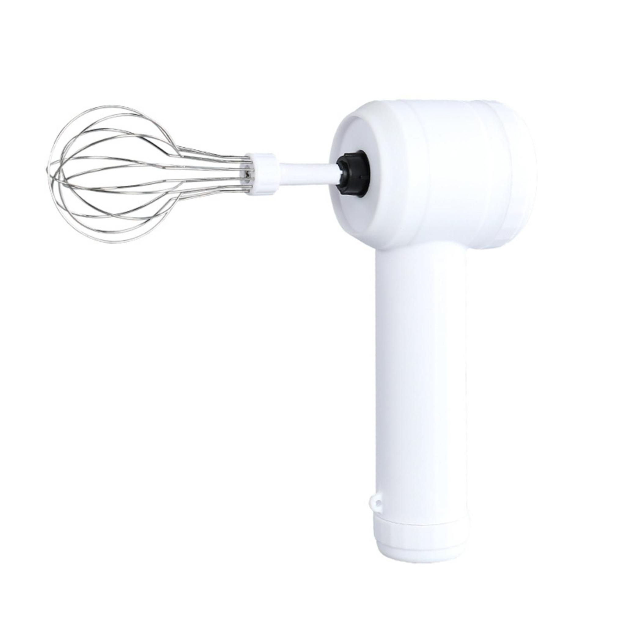 Ein weißer elektrischer Handmixer mit einem Schneebesenaufsatz aus Edelstahl, vor weißem Hintergrund.