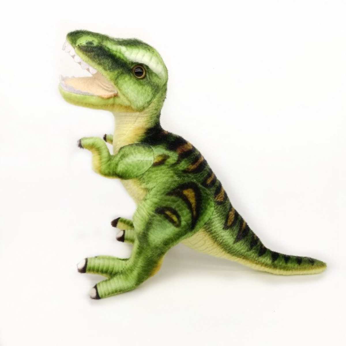 Grünes Dinosaurier-Plüschtier mit offenem Mund, weißen Zähnen und schwarzen Streifen. Weißer Hintergrund.