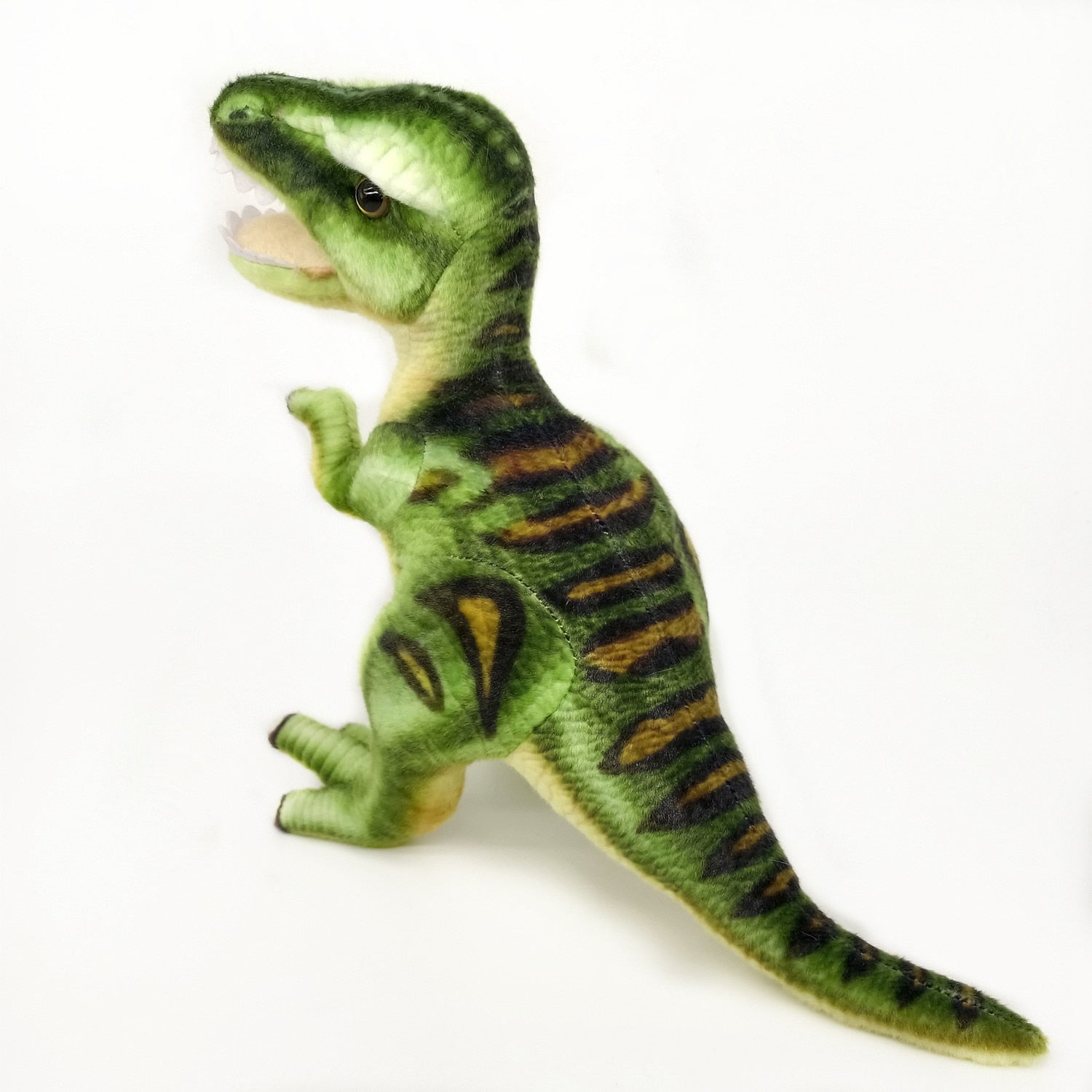 Grünes Dinosaurier-Plüschtier mit schwarzen Streifen, offenem Mund und weißen Zähnen auf weißem Hintergrund.