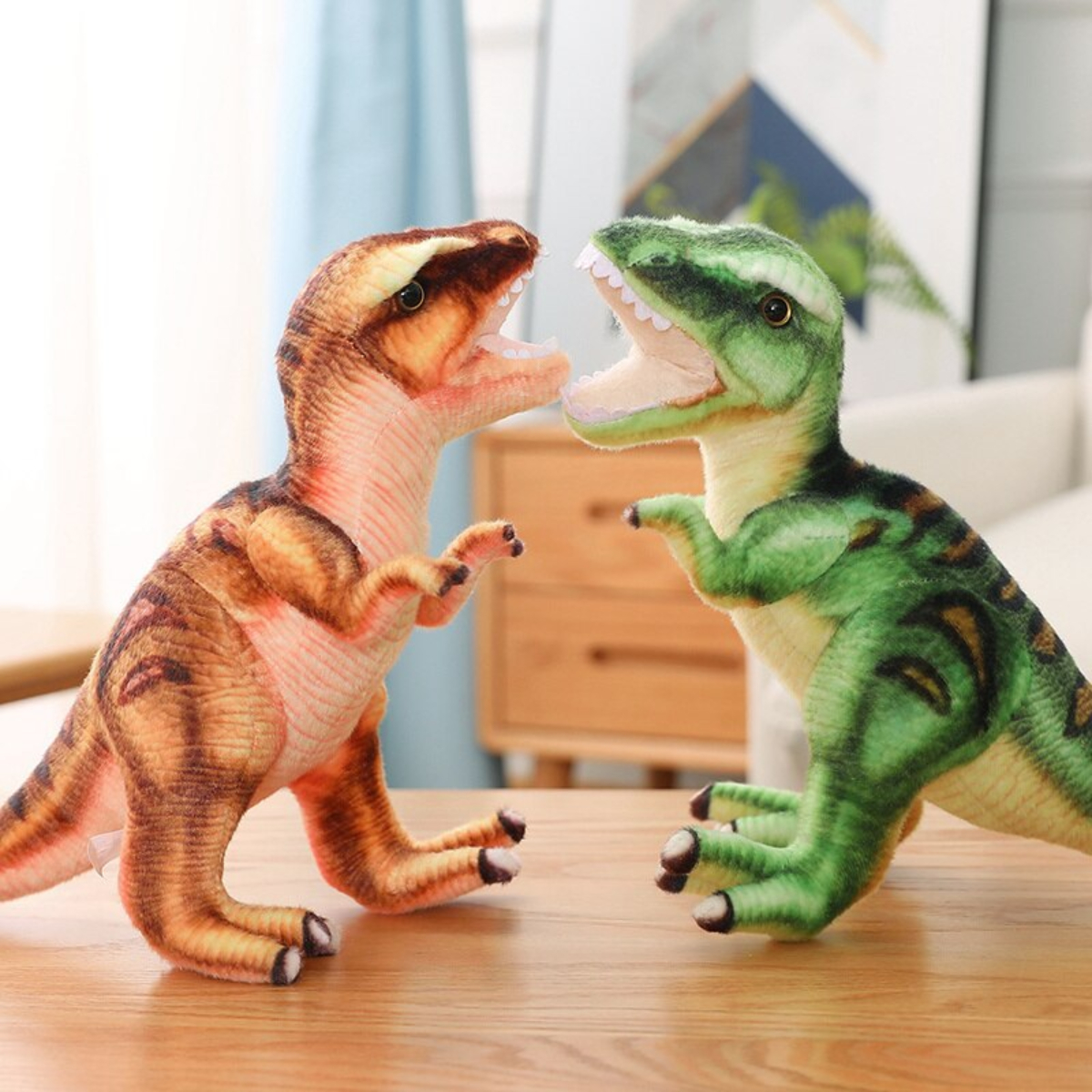 Zwei Dinosaurier-Plüschtiere, eines braun, eines grün, stehen sich auf einem Holztisch gegenüber, offene Münder.