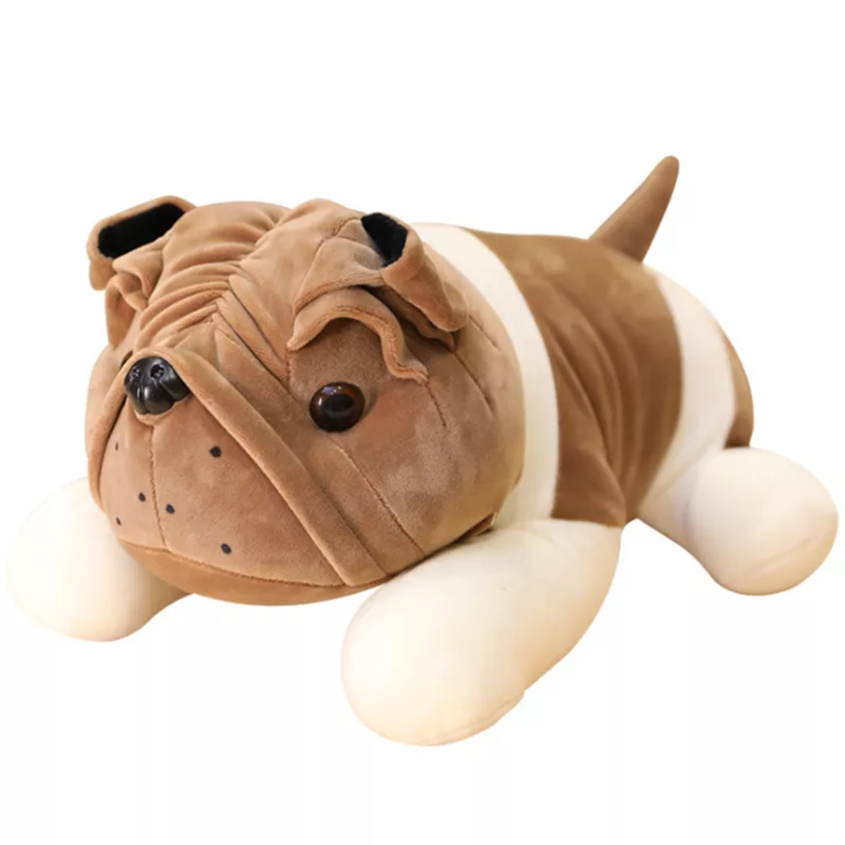 Braunes und weißes Bulldoggen-Plüschtier, liegend. Schwarze Flecken. Weißer Hintergrund.
