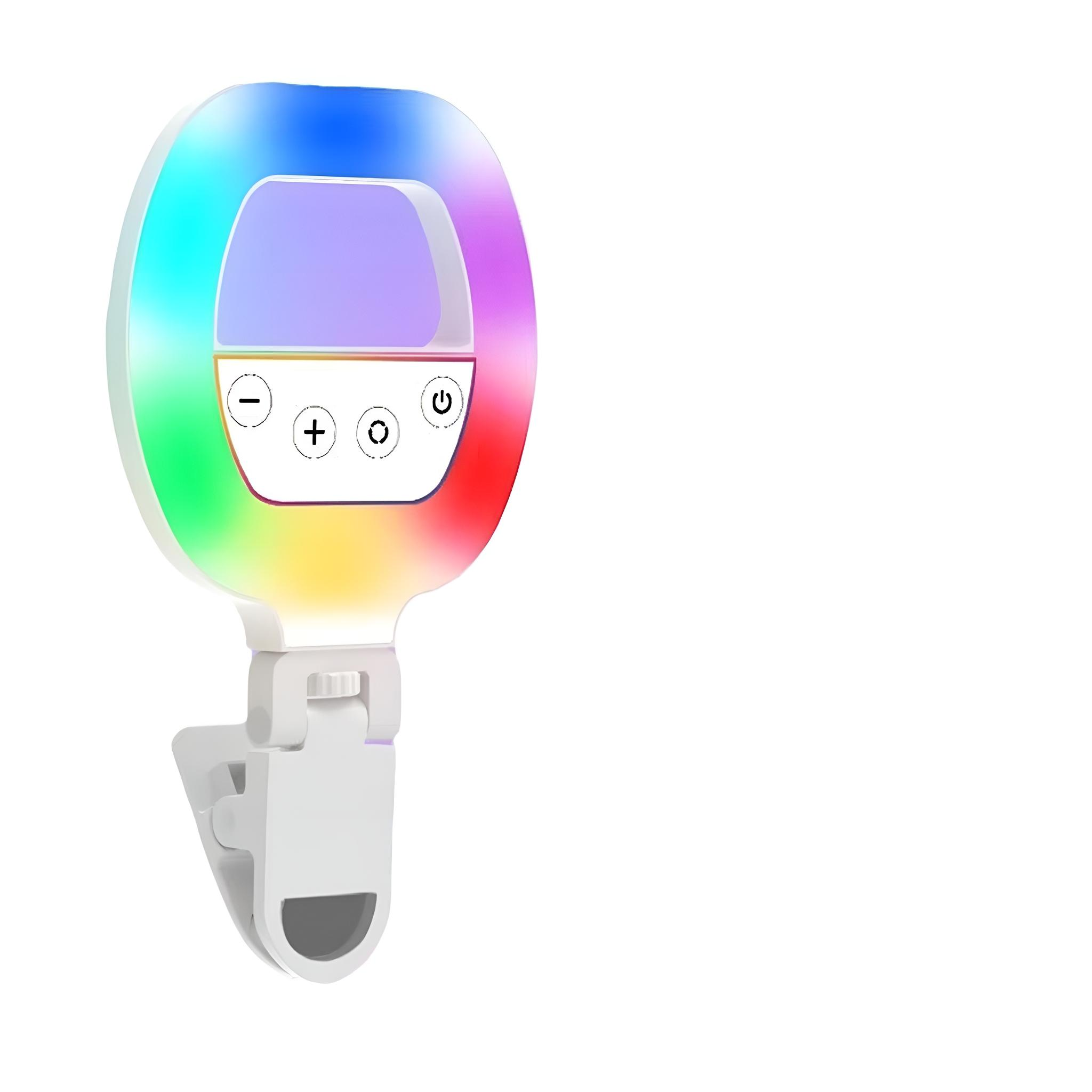 Ein weißes, regenbogenfarbenes Ringlicht mit Steuertasten. Es ist an einem weißen Ständer vor weißem Hintergrund befestigt.