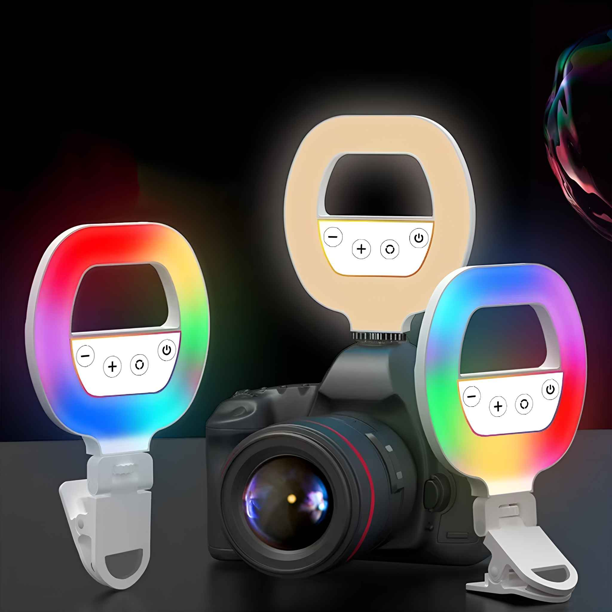 Drei Ringlichter, eines zentriert auf einer Kamera. Zwei leuchten in Regenbogenfarben, eines ist beige. Alle haben Steuertasten.
