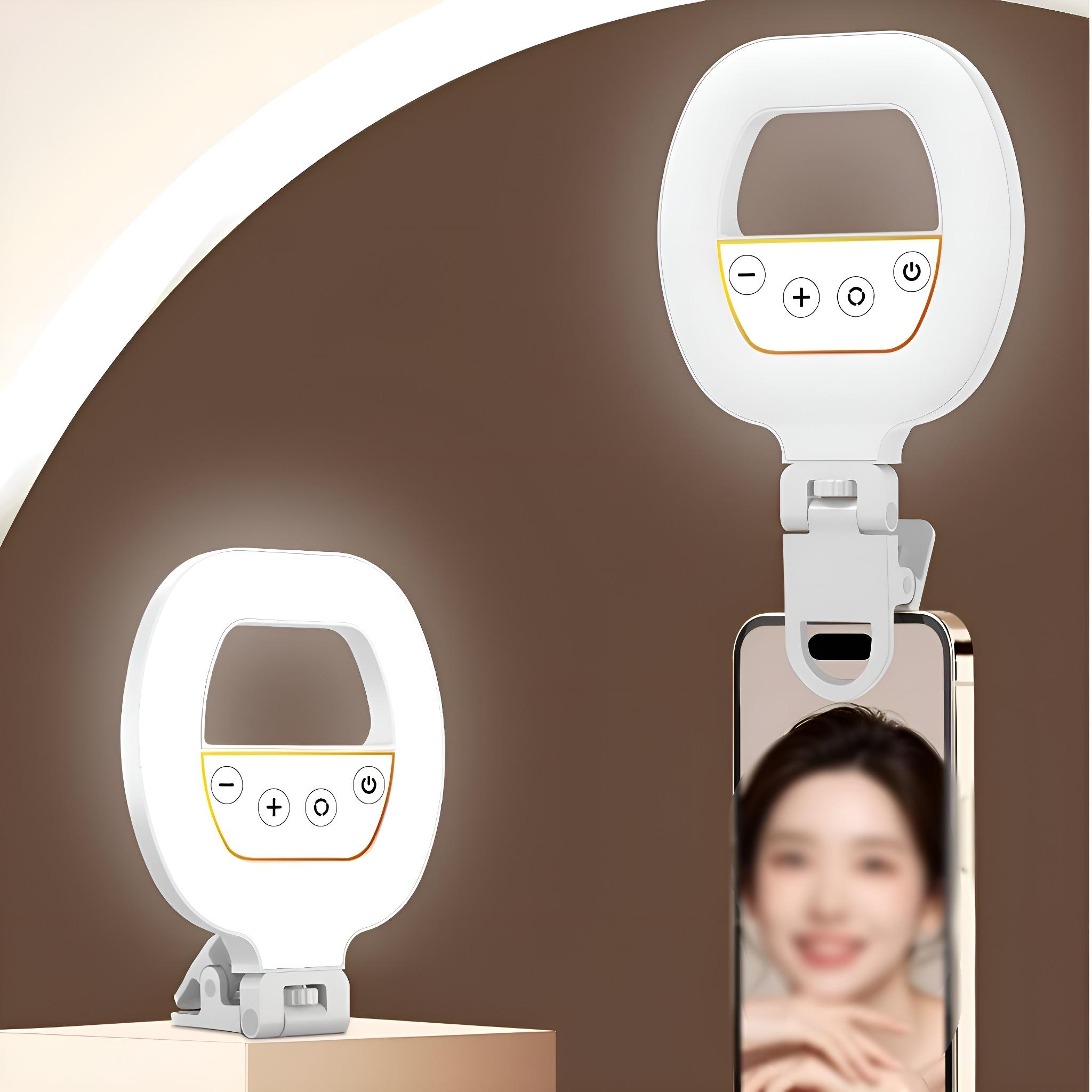 Zwei Ringlichter, eines mit Regenbogenfarben und eines beige, an einem Telefon befestigt, das ein Selfie macht. Beide haben Steuertasten.