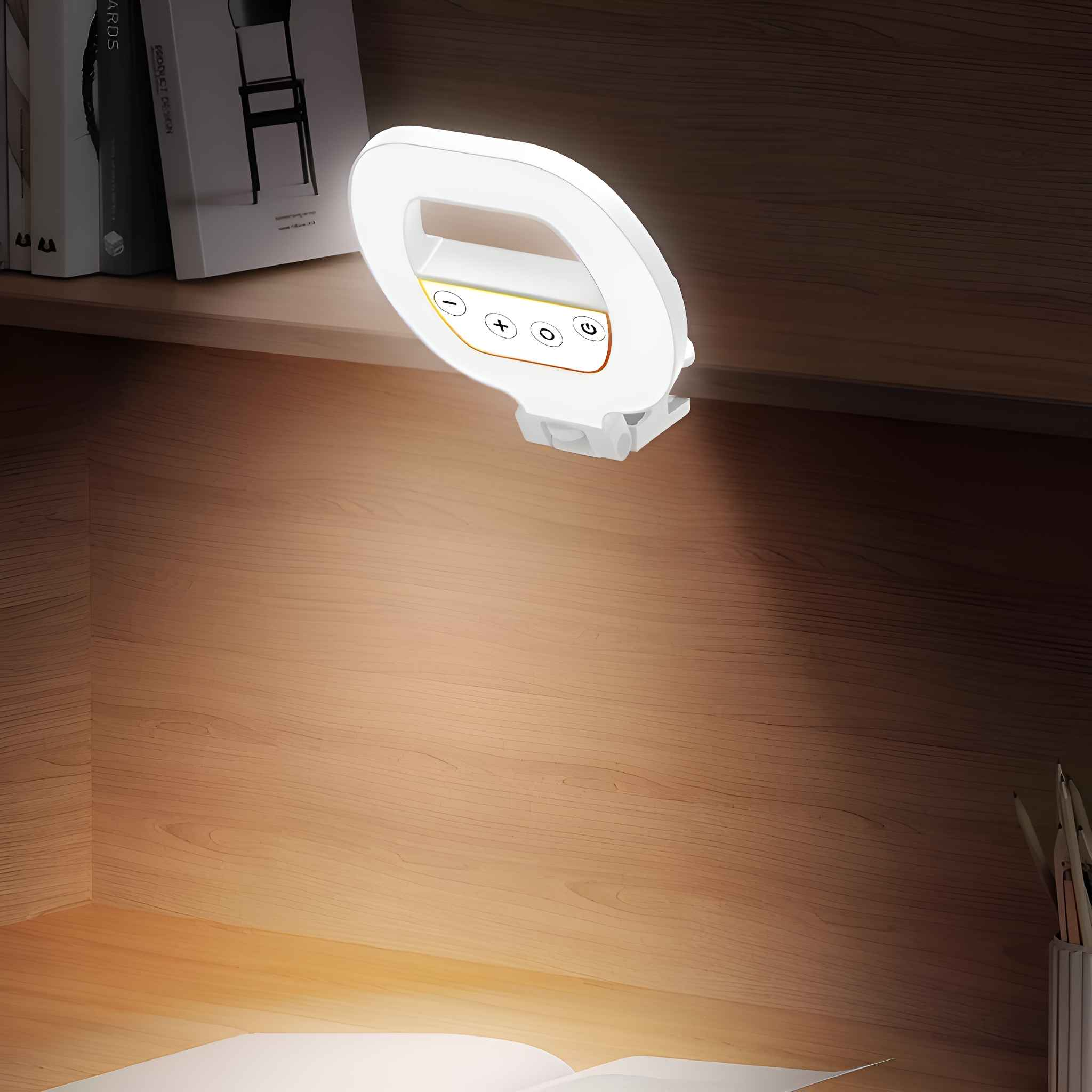 Ein Ringlicht auf einem Schreibtisch, das auf eine Holzoberfläche scheint. Ein Buch und Bleistifte sind sichtbar.