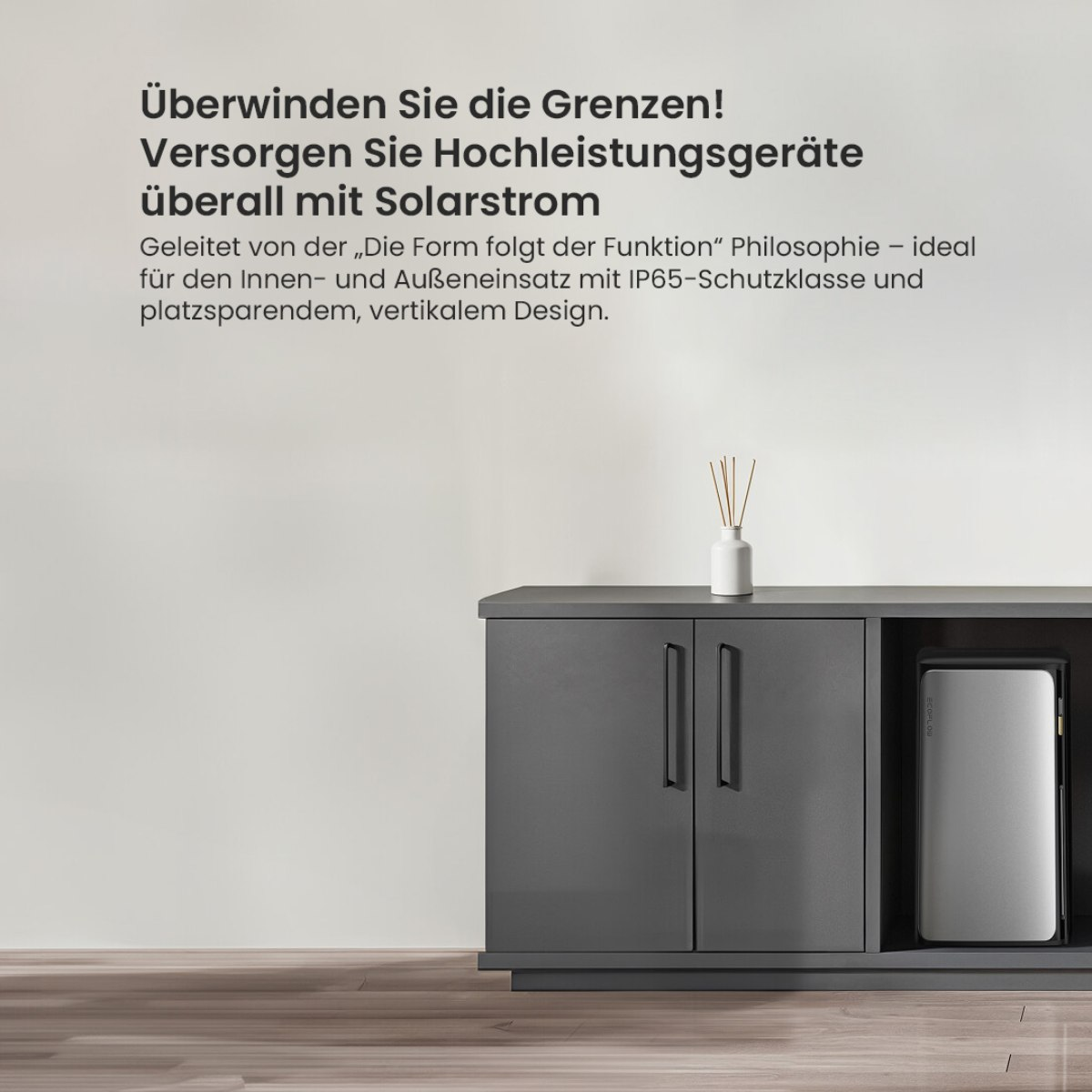 Eine moderne Wohnzimmerszene mit einem Schrank mit einer Stromstation und dekorativen Gegenständen.