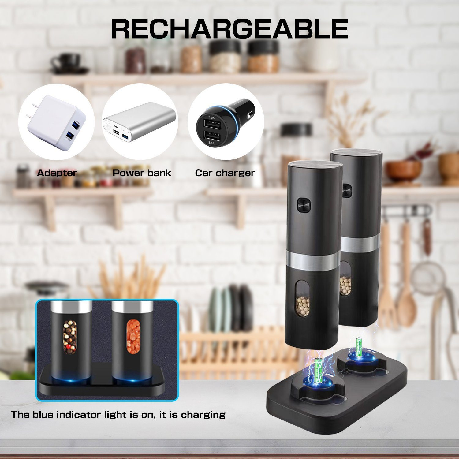 Zwei schwarze Mühlen auf einem Ladeständer, mit Adapter, Powerbank und Autoladegerät im Hintergrund.