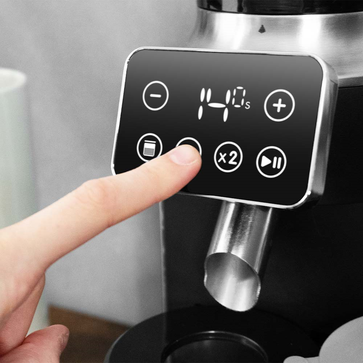 Eine Hand drückt eine Taste auf einem Kaffeemaschinenbildschirm, der 140s und andere Steuerungssymbole anzeigt.
