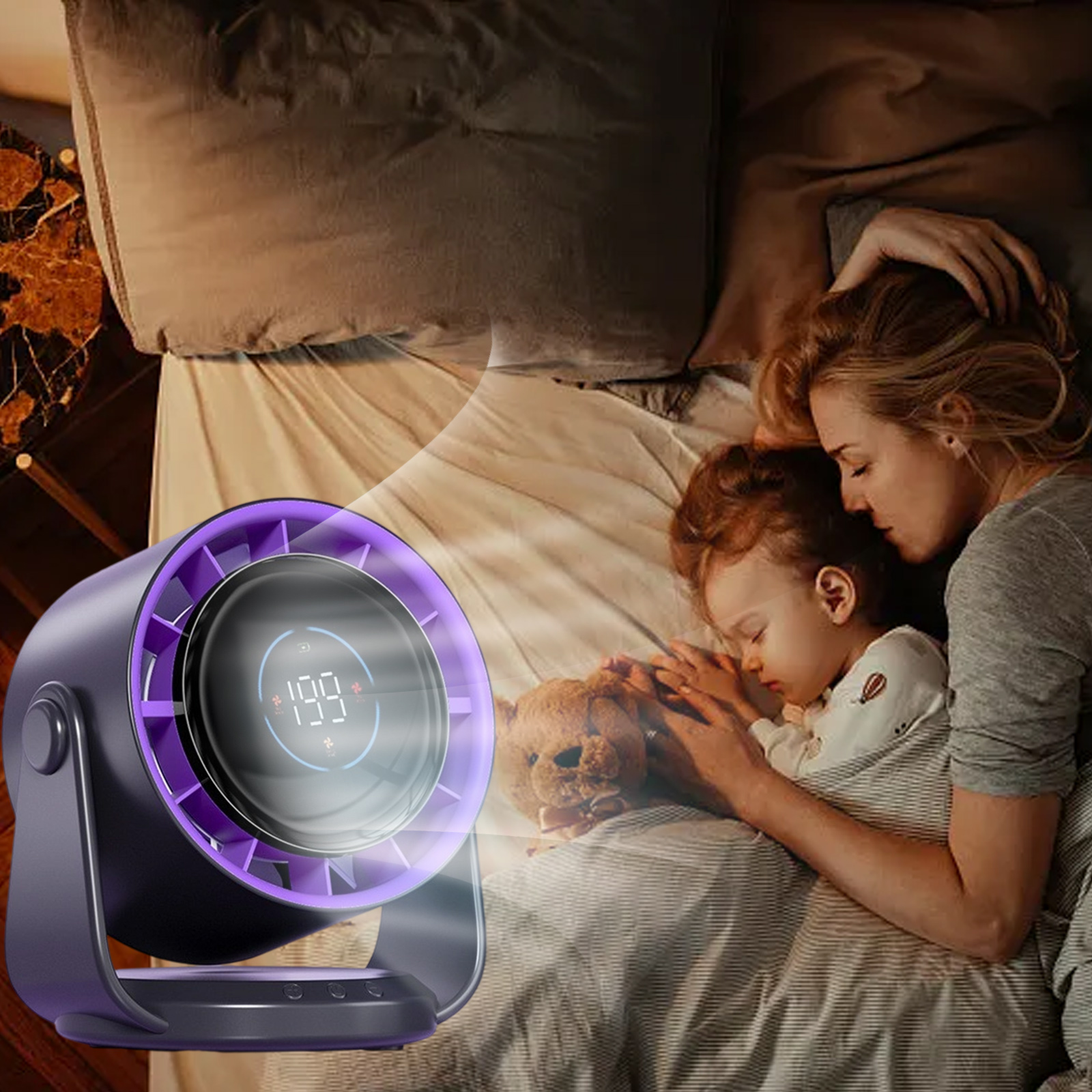 Ein lila Ventilator, der Luft in Richtung eines Bettes ausstößt. Eine Frau und Kind im Bett.