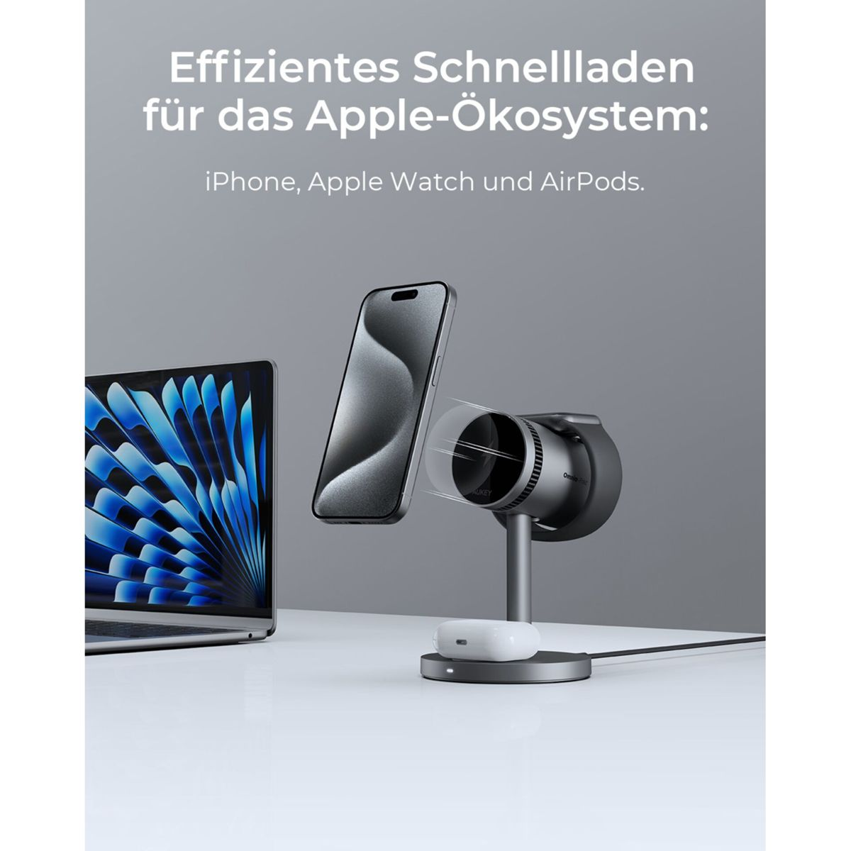 Telefon, AirPods und Uhr auf einem Ladeständer. Laptop ist im Hintergrund sichtbar.