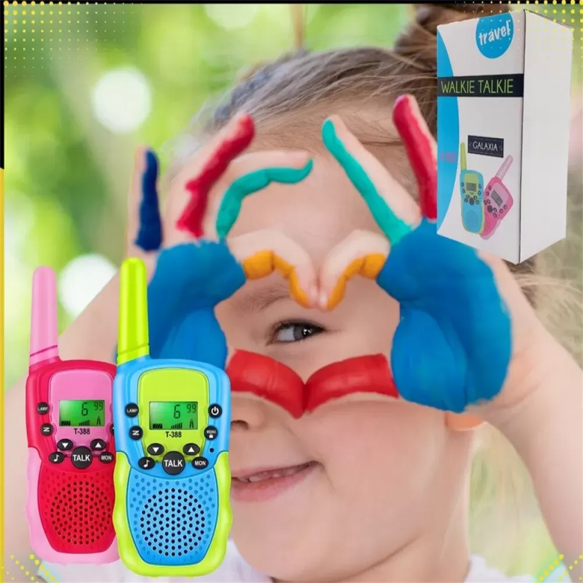 Ein Kind lächelt mit bunt bemalten Händen und hält Walkie-Talkies.
