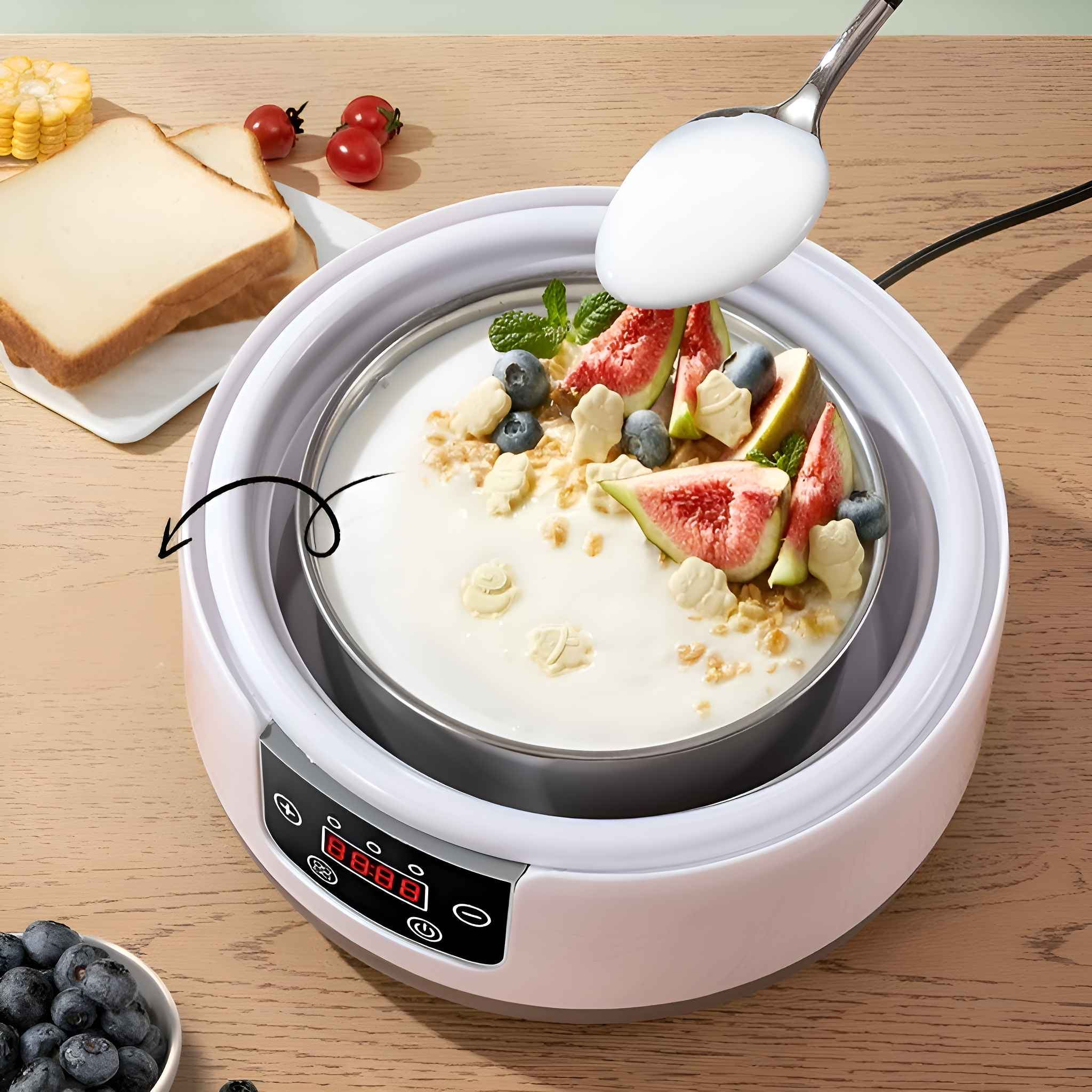 Ein Joghurtbereiter mit Obst und Joghurt in einer Schüssel. Ein Löffel fügt Joghurt hinzu. Brot und Mais sind sichtbar.
