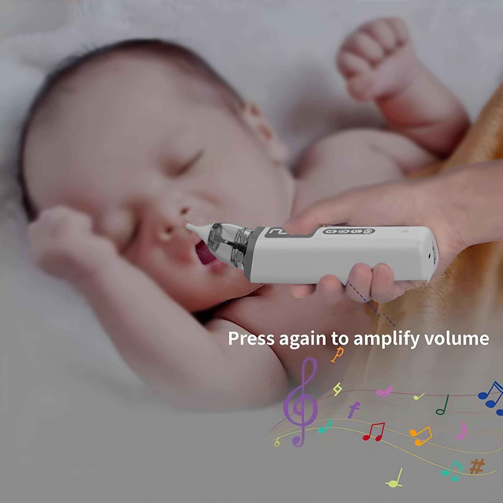 Ein Baby liegt, während ein Nasensauger verwendet wird. Noten im Hintergrund.