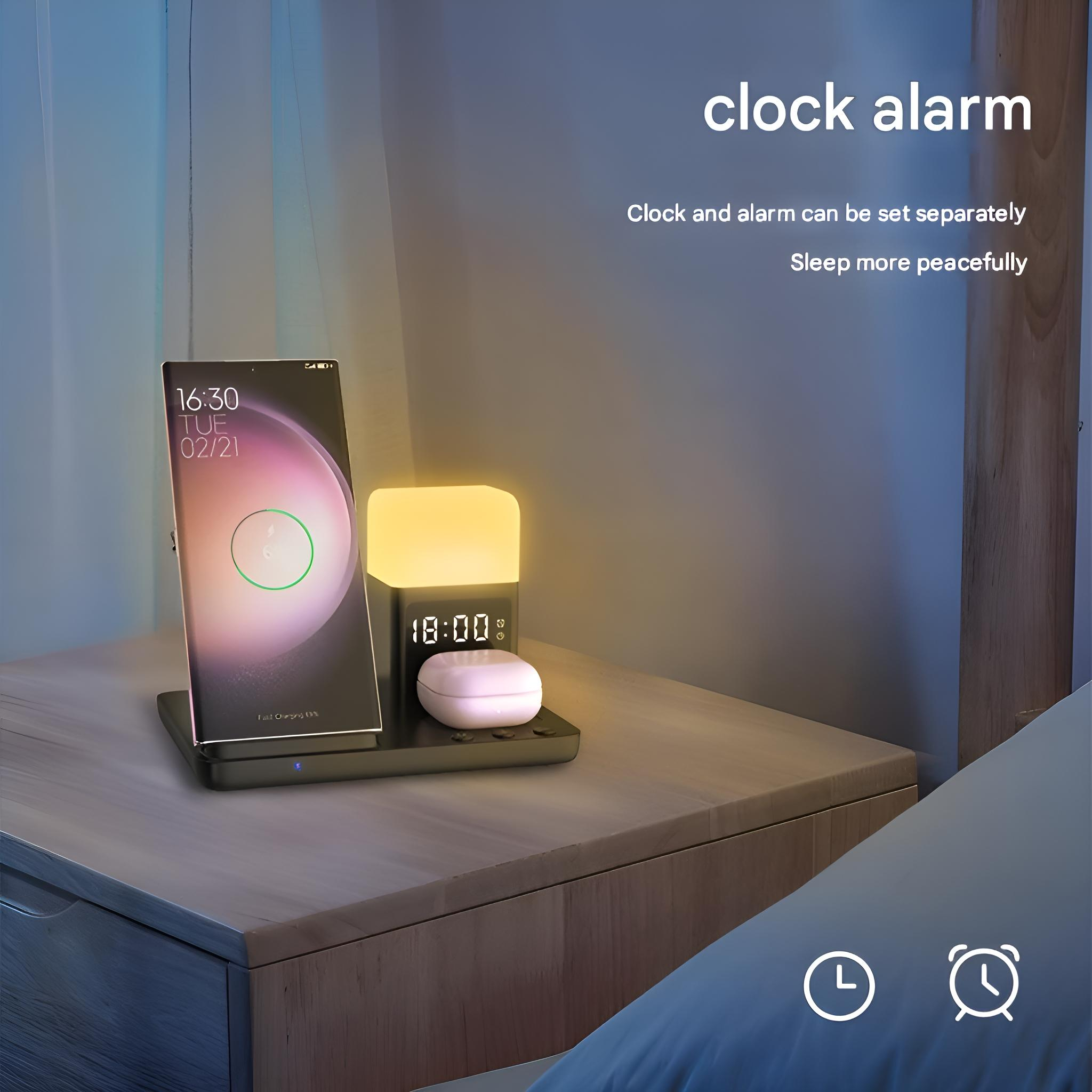 Smartphone wird drahtlos auf einer schwarzen Ladestation aufgeladen. Lampe und Hülle sind da.