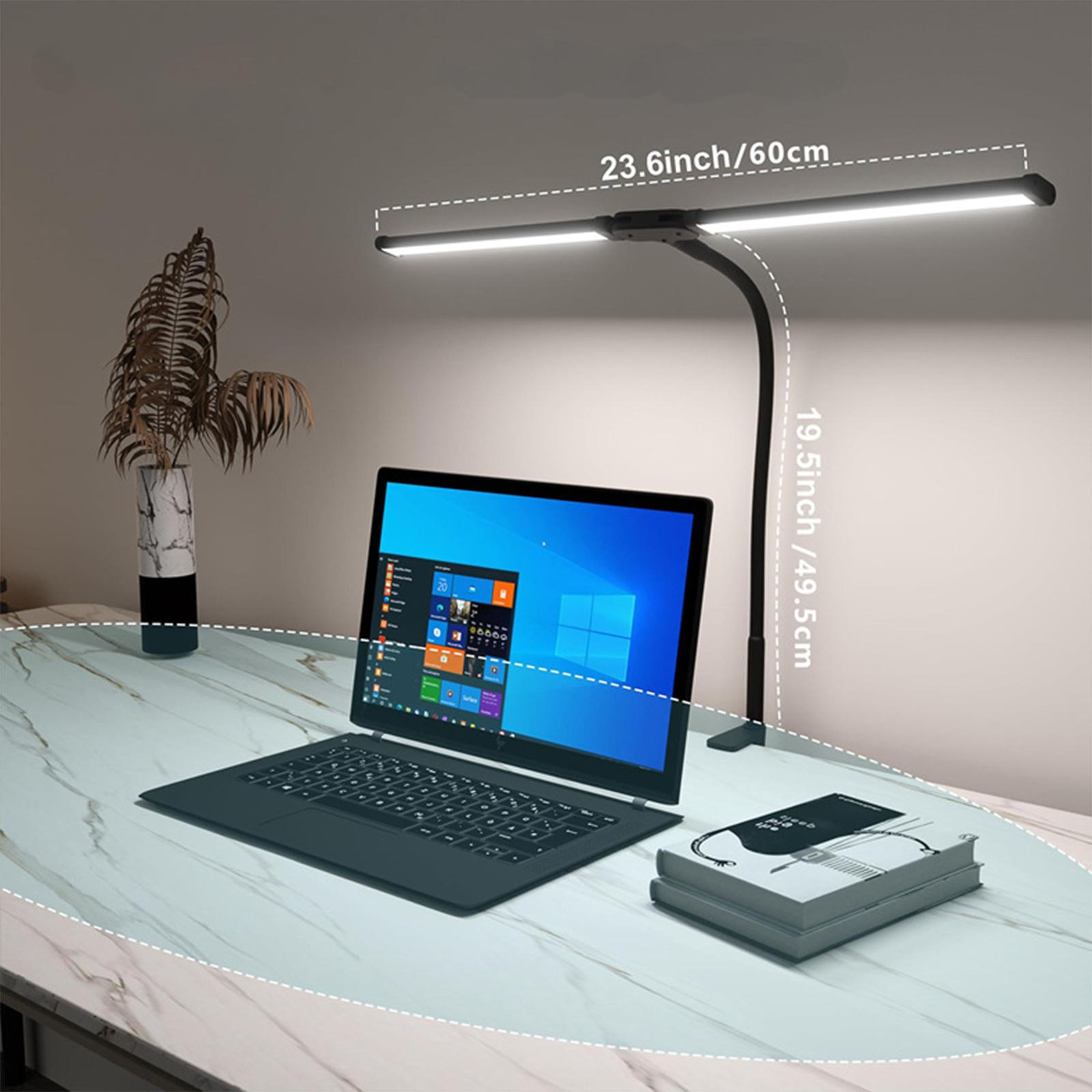 Ein Schreibtisch mit Laptop und Buch unter einer Schreibtischlampe. Die Lampe hat zwei Lichtleisten mit Größenangabe.