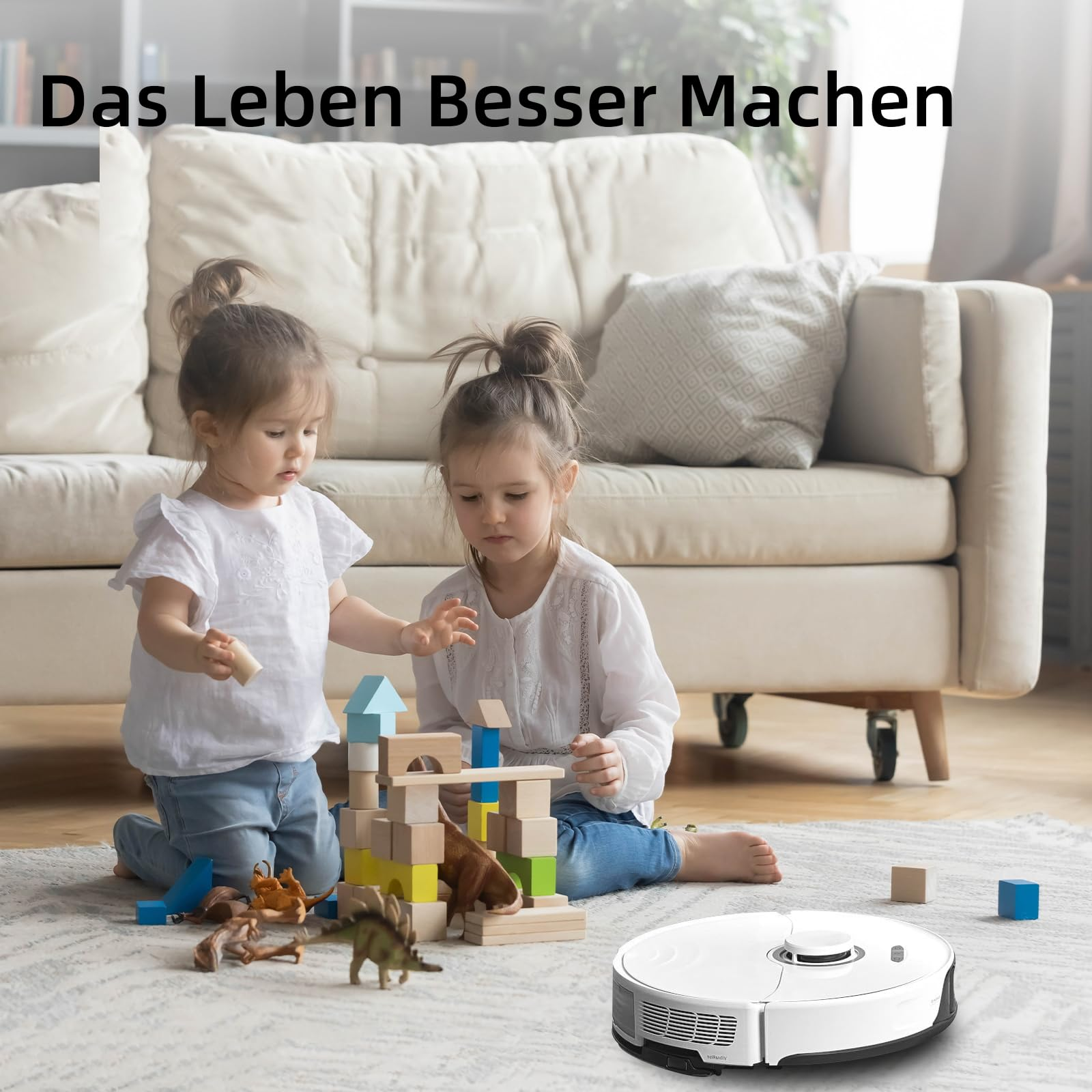 Zwei Mädchen spielen mit Blöcken und Spielzeug. Ein Roboter-Staubsauger im Vordergrund.