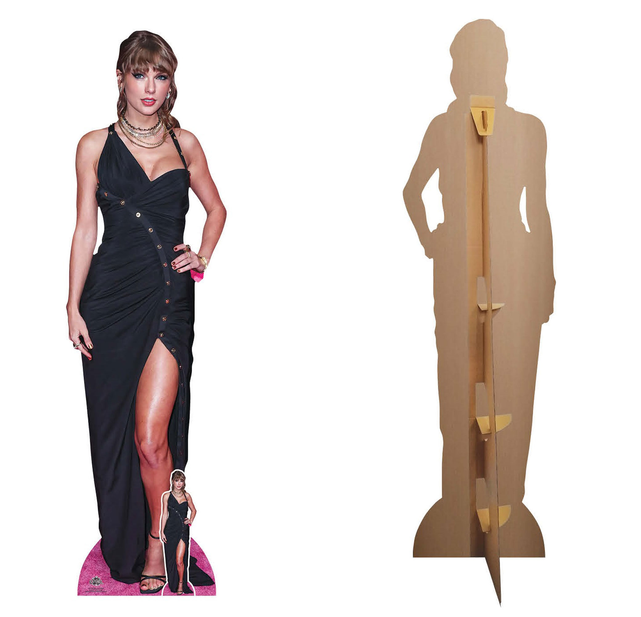 Pappaufsteller von Taylor Swift in schwarzem Kleid, posiert neben einem Pappaufsteller-Rückseite.