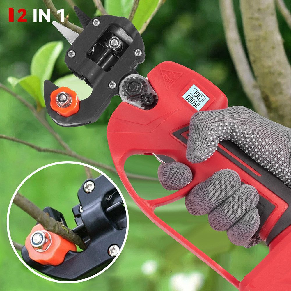 Rotes und schwarzes Gartengerät im Einsatz, gehalten von einer behandschuhten Hand, die einen Ast schneidet.