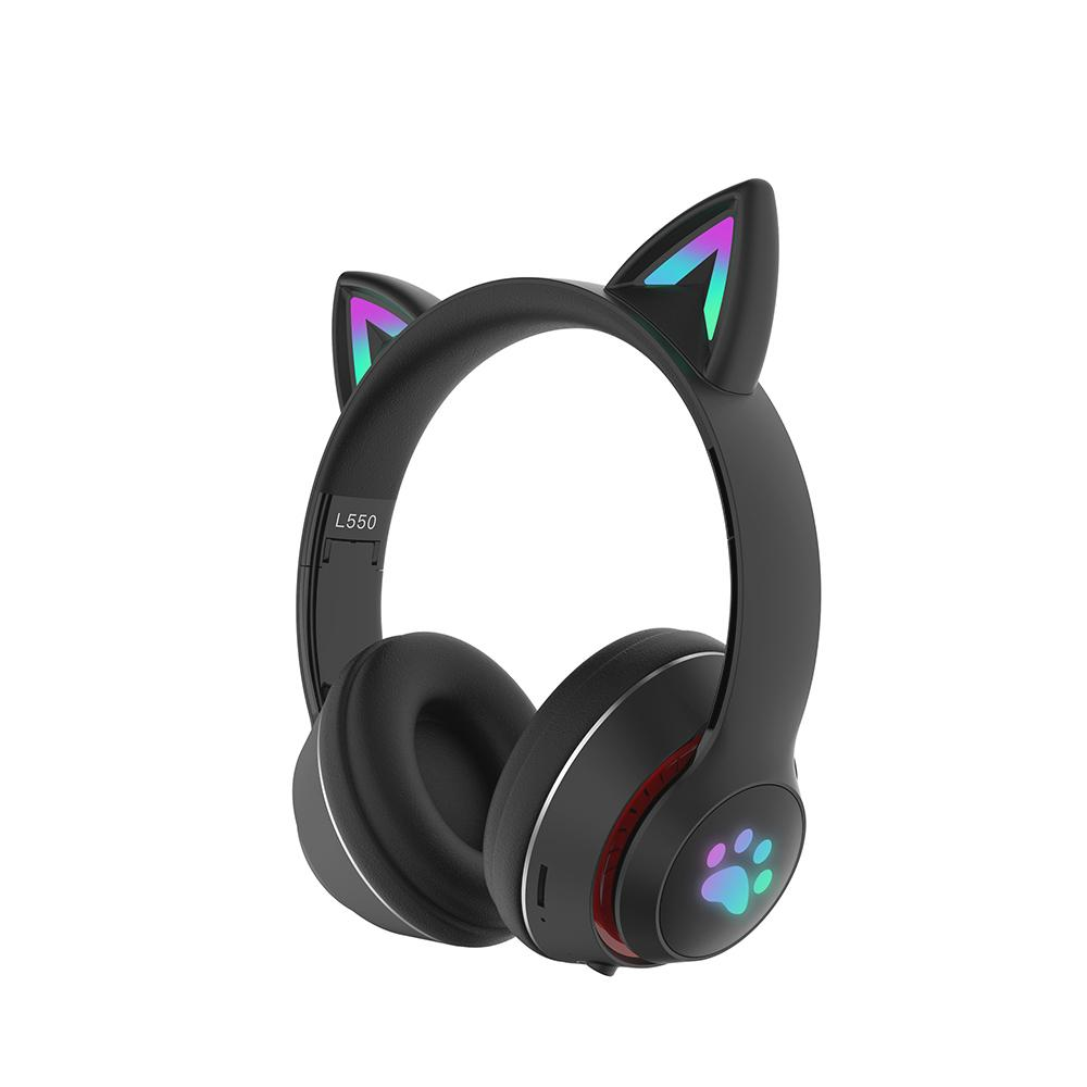 Schwarze Kopfhörer mit Katzenohren, die leuchten. Die Kopfhörer haben ein Pfotenabdruck-Design.
