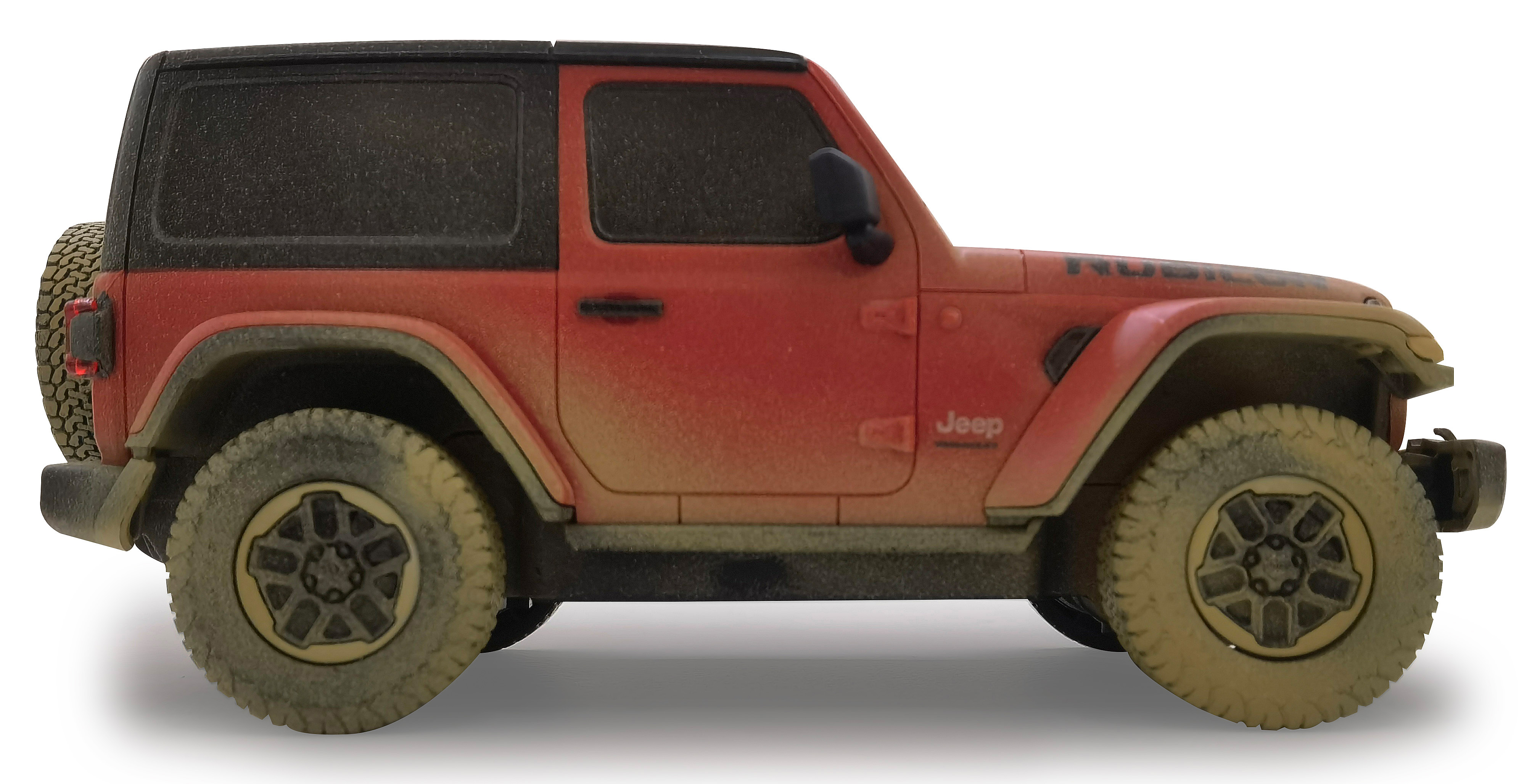 Seitenansicht eines roten Jeep-Spielzeugautos mit schwarzem Dach. Die Räder sind schmutzig.