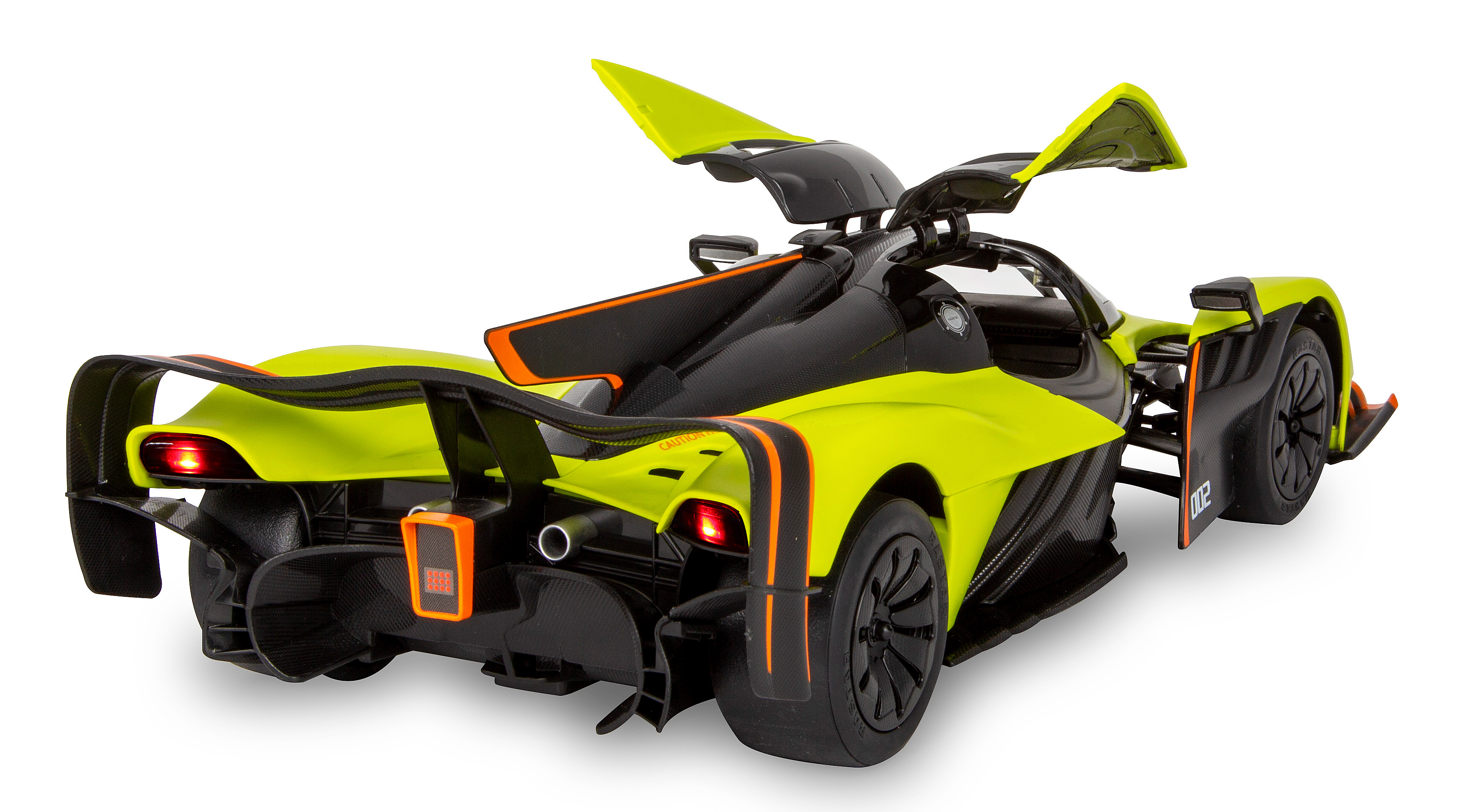 Hellgrünes Rennauto mit geöffneten Türen, schwarzen Akzenten und orangefarbenen Details. Weißer Hintergrund.