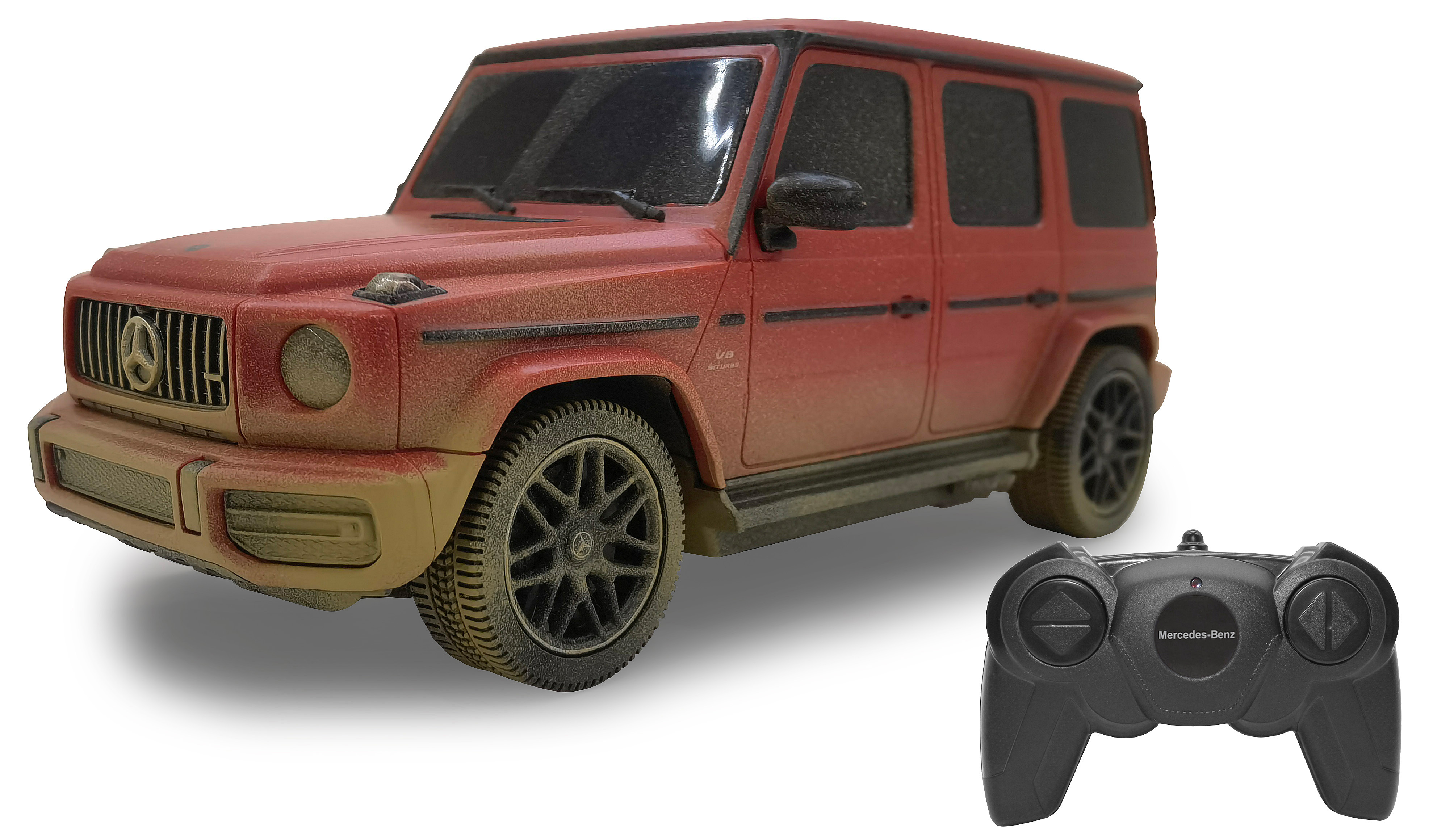 Rotes SUV-Spielzeug mit Schmutz und Fernbedienung. Weißer Hintergrund.