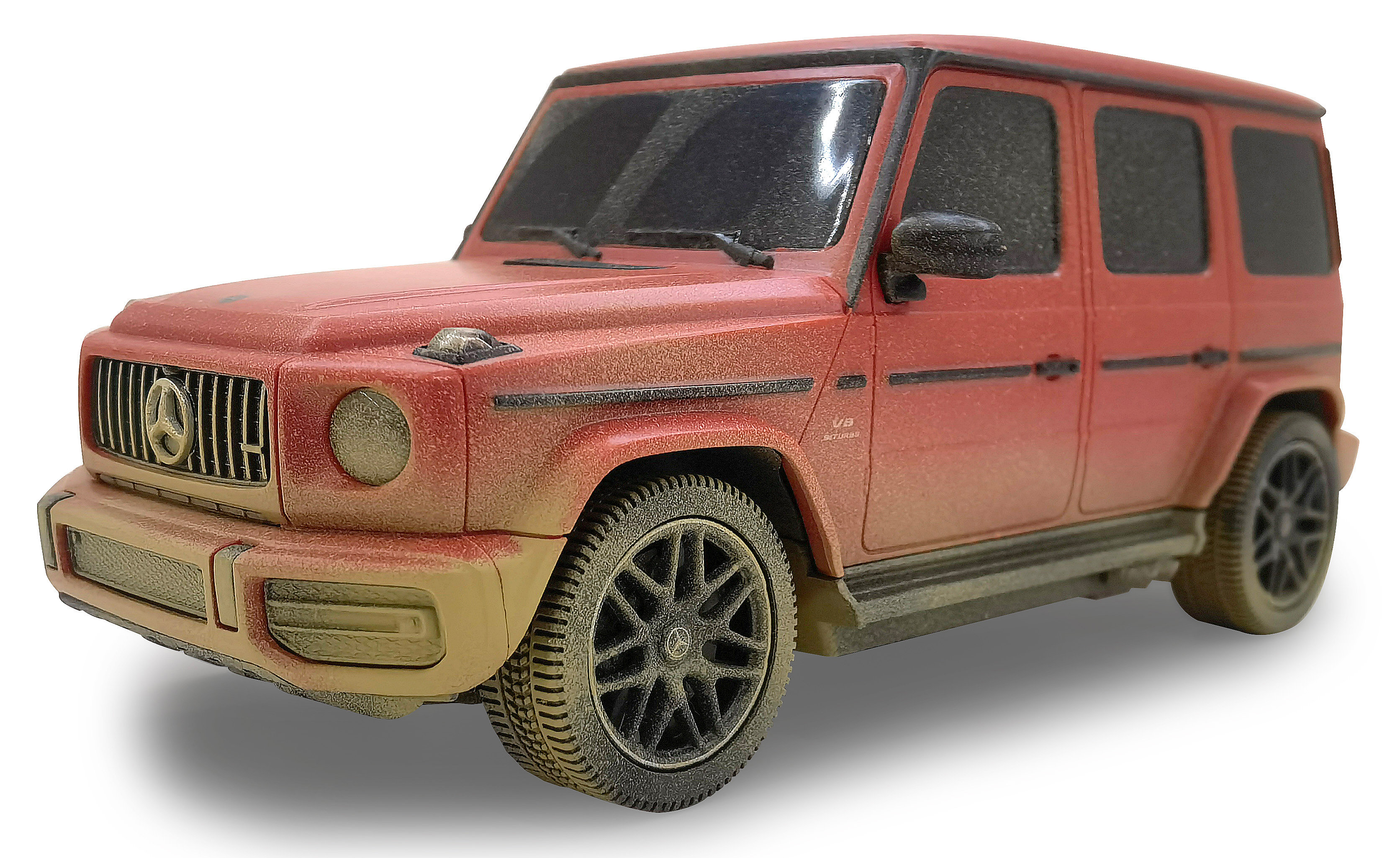 Rotes SUV-Spielzeug, das mit Schmutz bedeckt ist. Weißer Hintergrund.