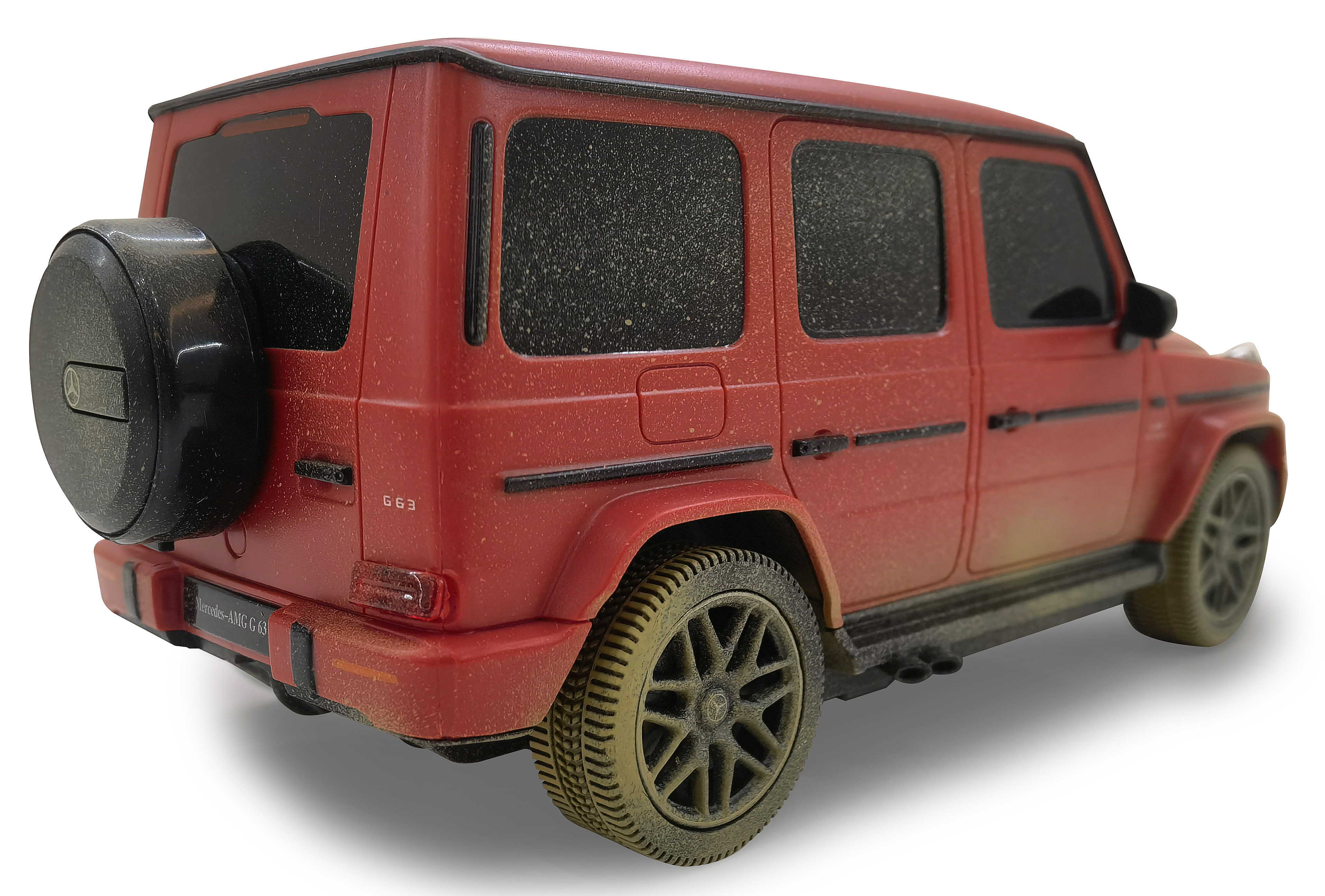 Rotes SUV-Spielzeug, Rückansicht mit Ersatzreifen. Weißer Hintergrund.