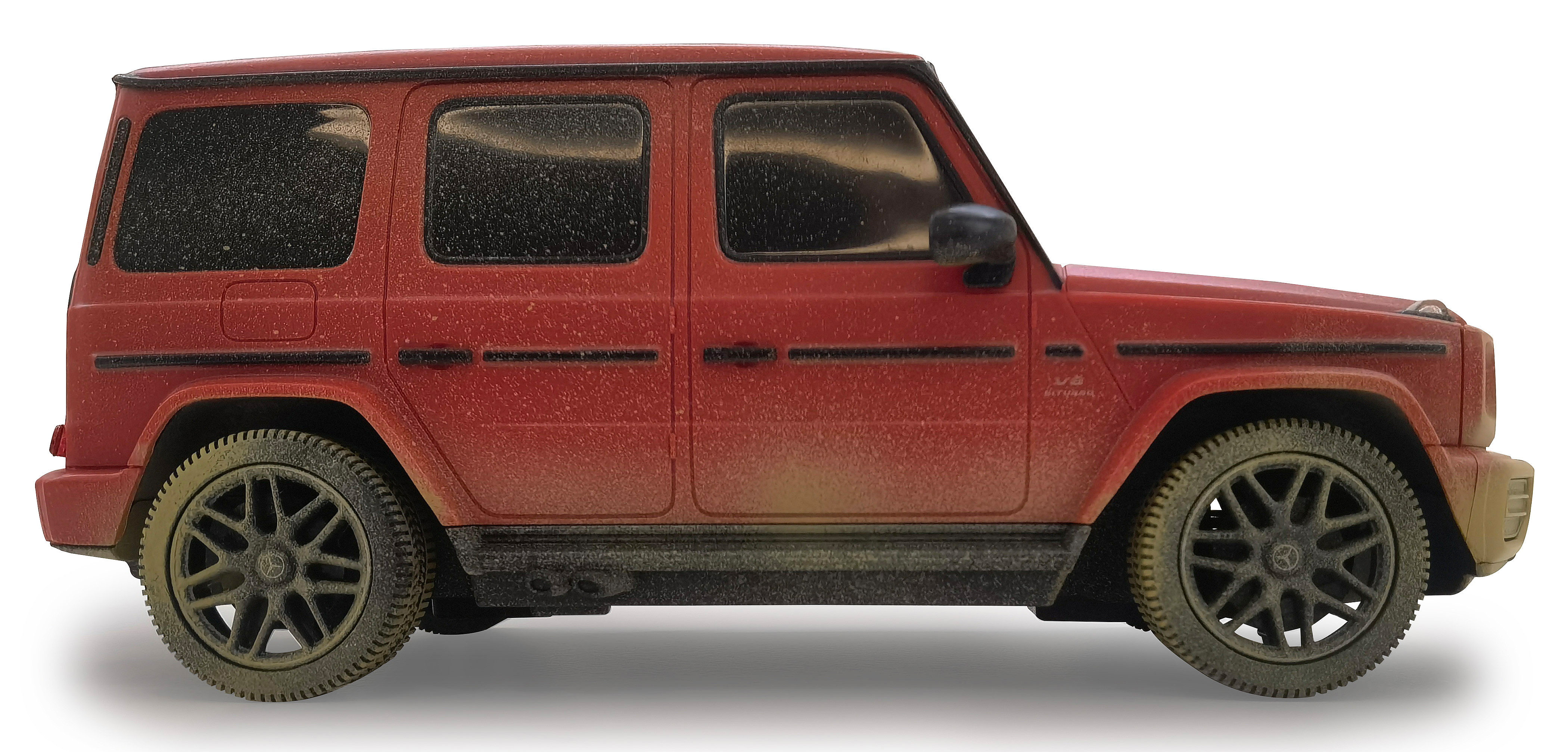 Rotes SUV-Spielzeug, Seitenansicht mit Schmutz auf den Rädern. Weißer Hintergrund.