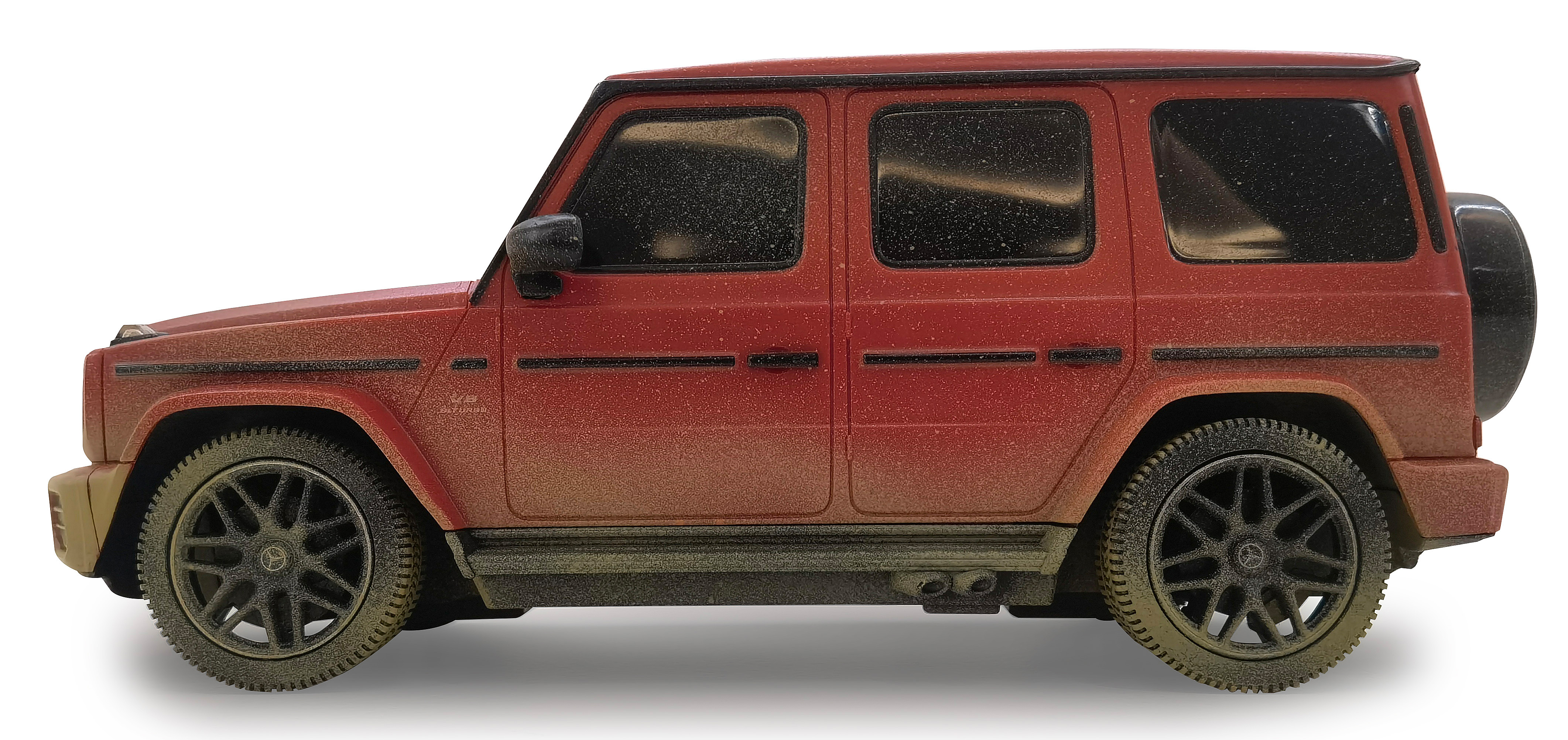 Rotes SUV-Spielzeug, Seitenansicht mit Schmutz auf Rädern und Karosserie. Weißer Hintergrund.