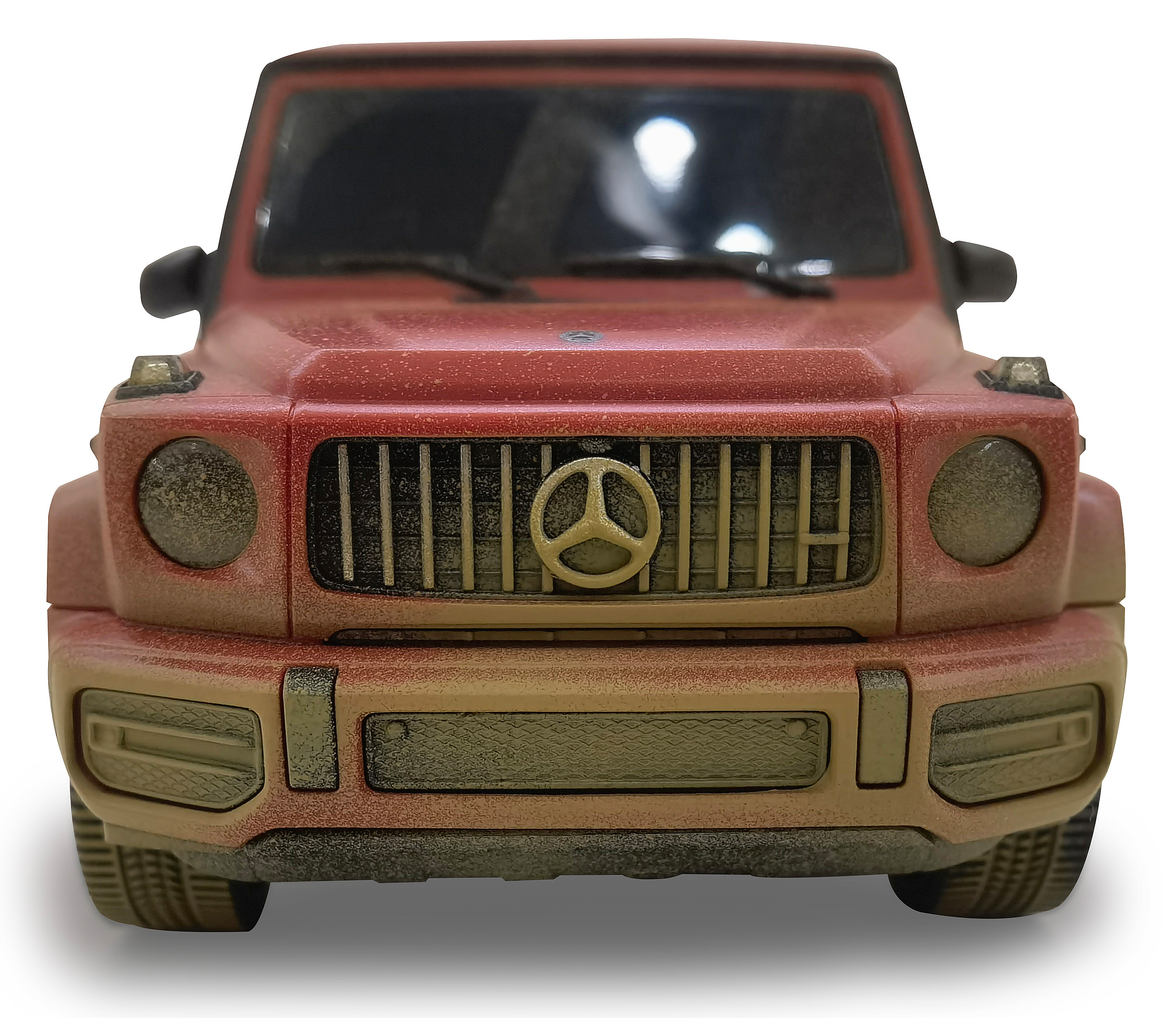 Rotes SUV-Spielzeug, Vorderansicht, mit Schmutz bedeckt. Weißer Hintergrund.