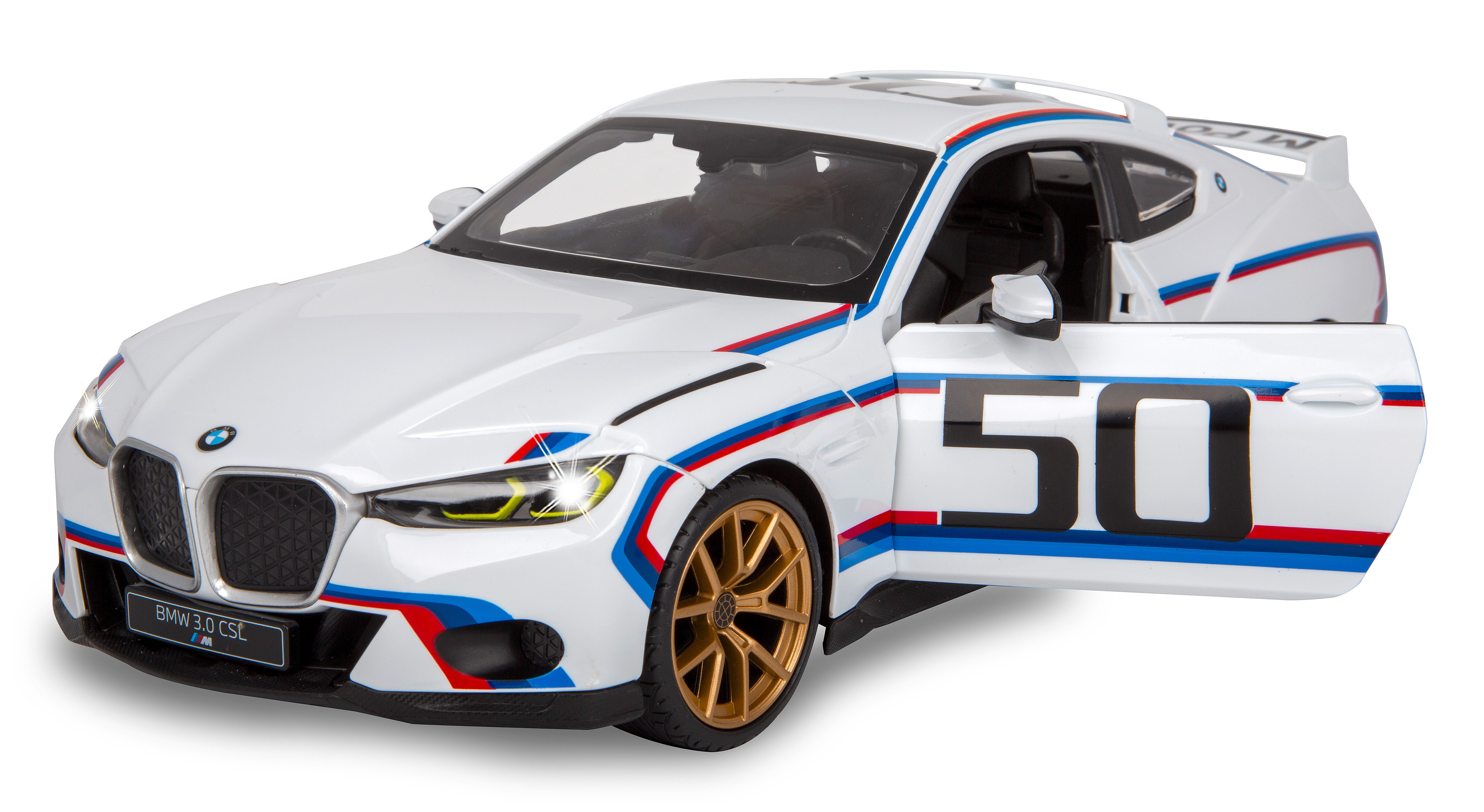 Weißes BMW 3.0 CSL Spielzeugauto mit offener Tür, goldene Räder. Nummer 50. Weißer Hintergrund.