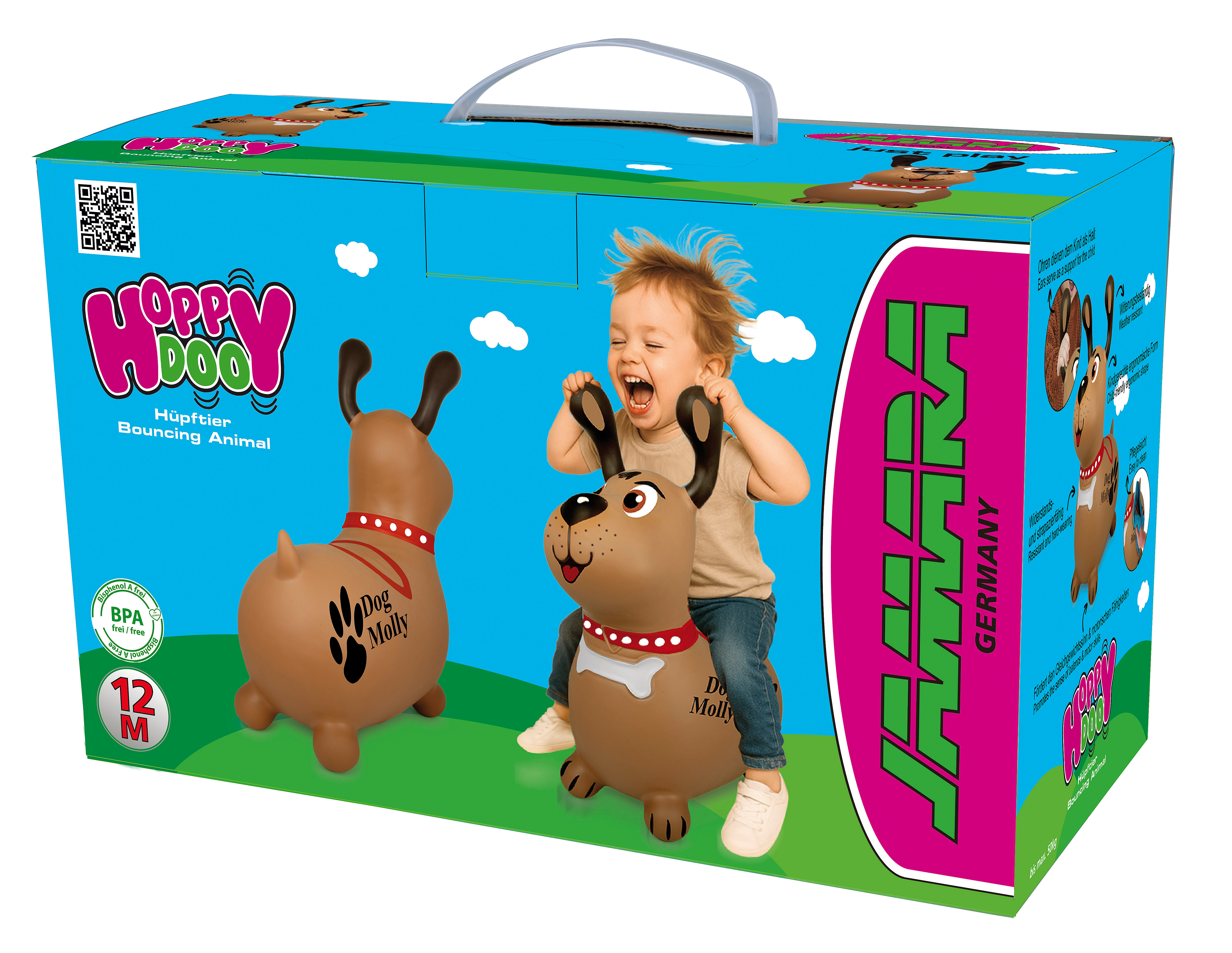 Ein Kind hüpft auf einem braunen hundeförmigen Spielzeug. Die Box hat ein Hunde-Bild und "HOPPY DOO".