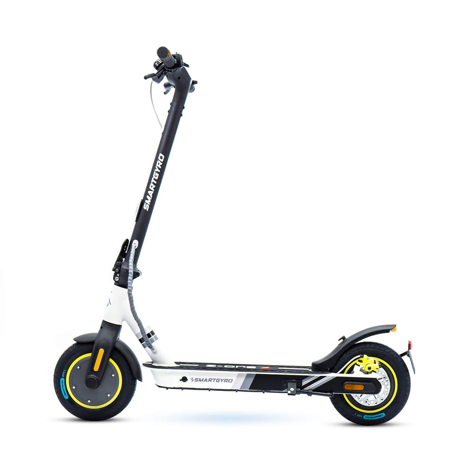 Patinete eléctrico SmartGyro blanco y negro, con detalles amarillos. El patinete tiene un manillar extendido.